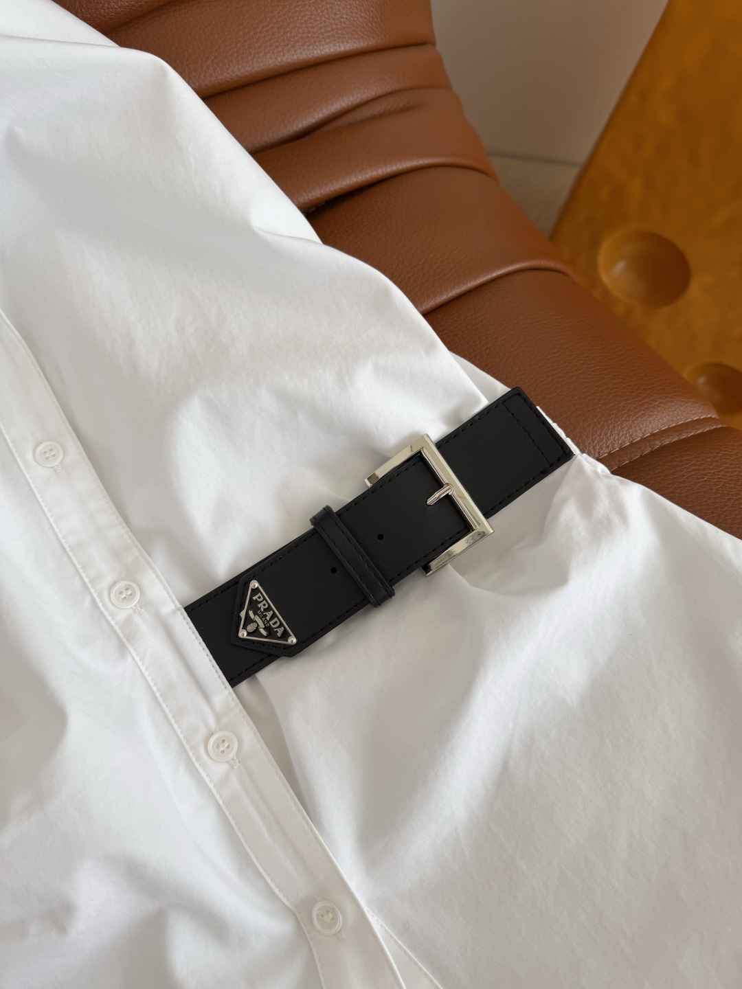 26早春新款 三角标皮扣装饰收腰衬衫 超赞的剪裁版型 腰部捏褶立体收腰剪裁 侧边加入了皮扣装饰 下摆是形