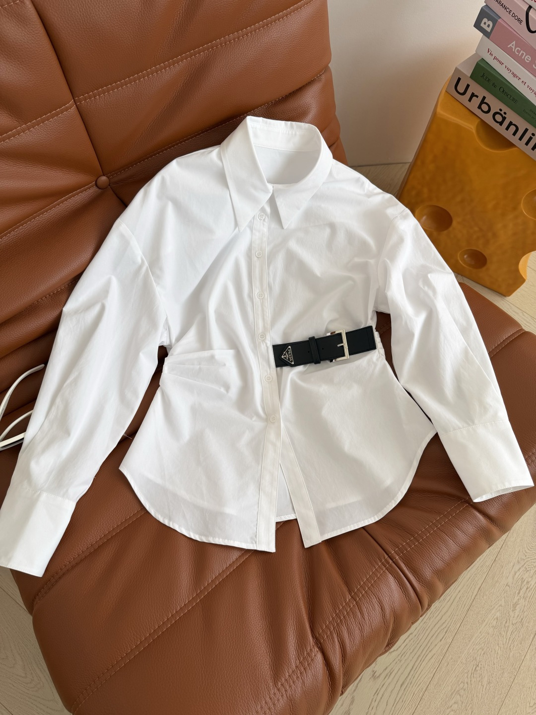 26早春新款 三角标皮扣装饰收腰衬衫 超赞的剪裁版型 腰部捏褶立体收腰剪裁 侧边加入了皮扣装饰 下摆是形