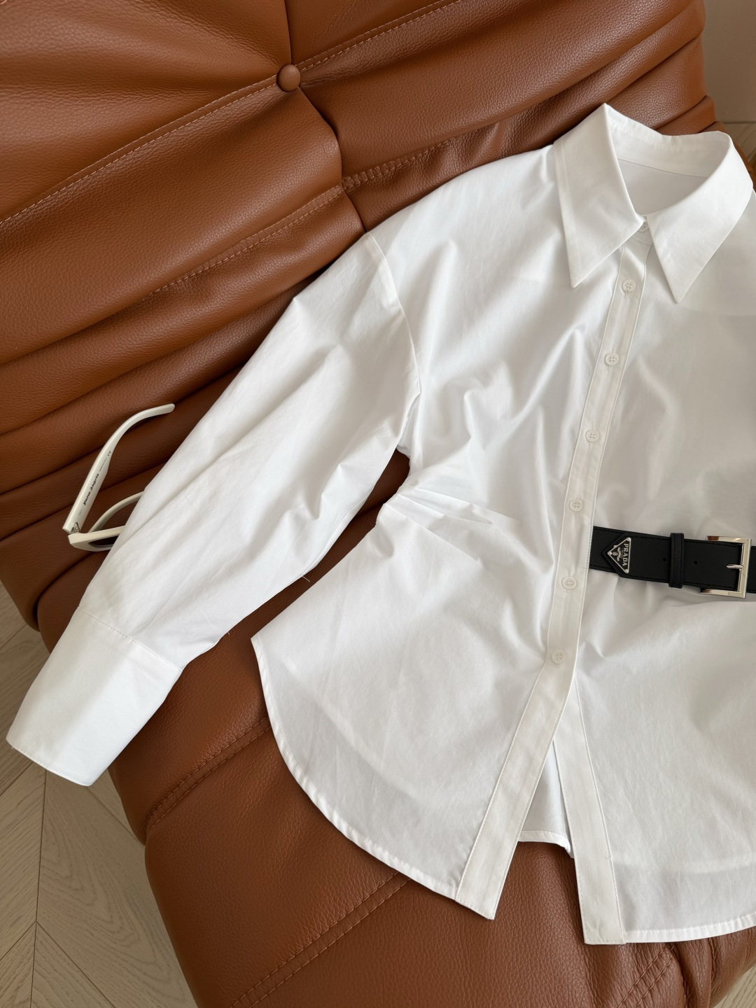 26早春新款 三角标皮扣装饰收腰衬衫 超赞的剪裁版型 腰部捏褶立体收腰剪裁 侧边加入了皮扣装饰 下摆是形