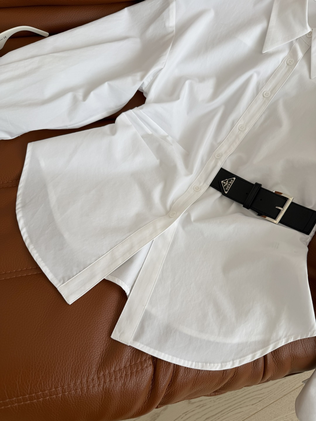 26早春新款 三角标皮扣装饰收腰衬衫 超赞的剪裁版型 腰部捏褶立体收腰剪裁 侧边加入了皮扣装饰 下摆是形