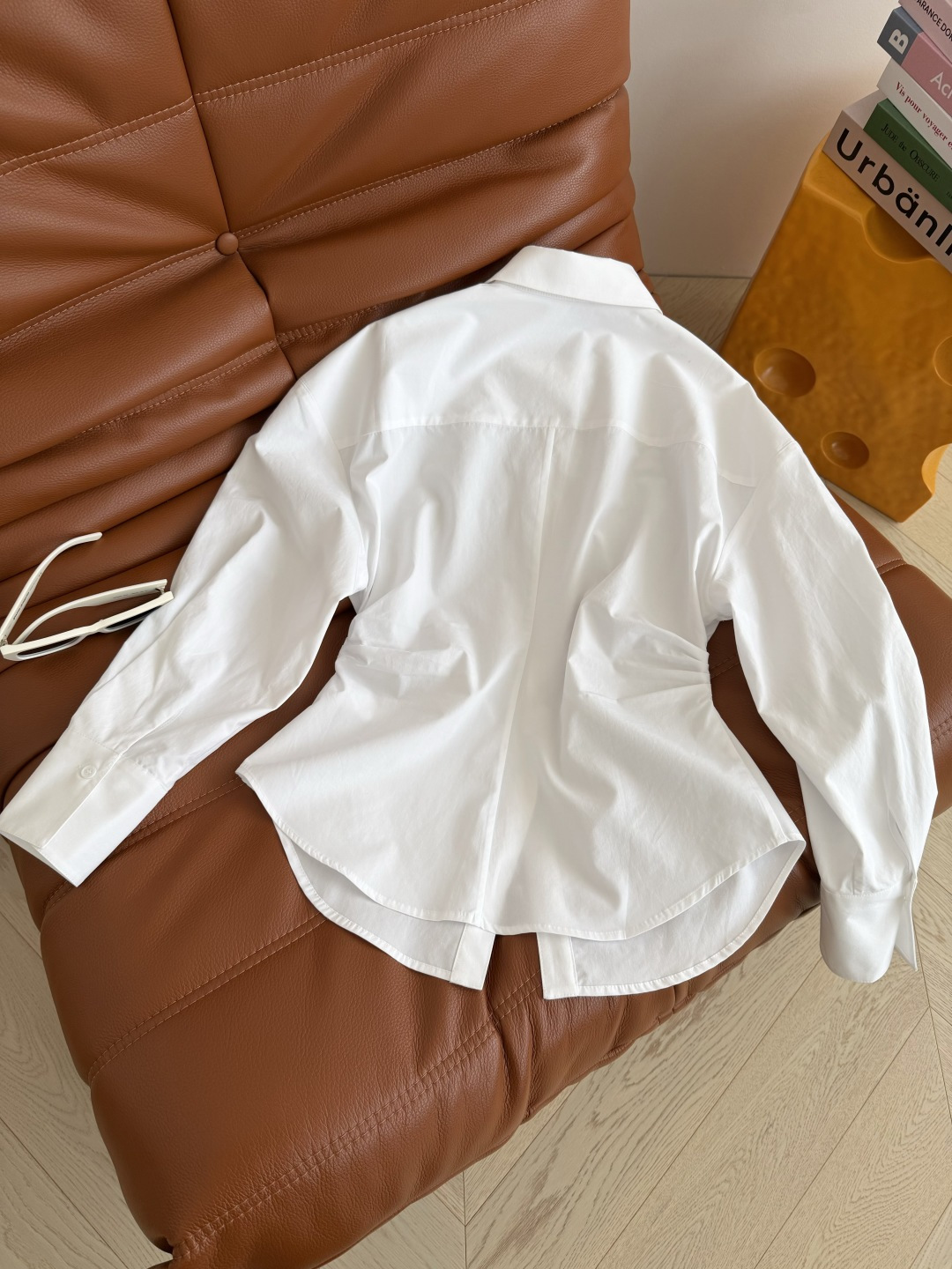 26早春新款 三角标皮扣装饰收腰衬衫 超赞的剪裁版型 腰部捏褶立体收腰剪裁 侧边加入了皮扣装饰 下摆是形