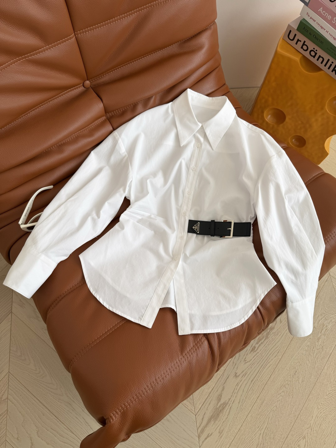 26早春新款 三角标皮扣装饰收腰衬衫 超赞的剪裁版型 腰部捏褶立体收腰剪裁 侧边加入了皮扣装饰 下摆是形