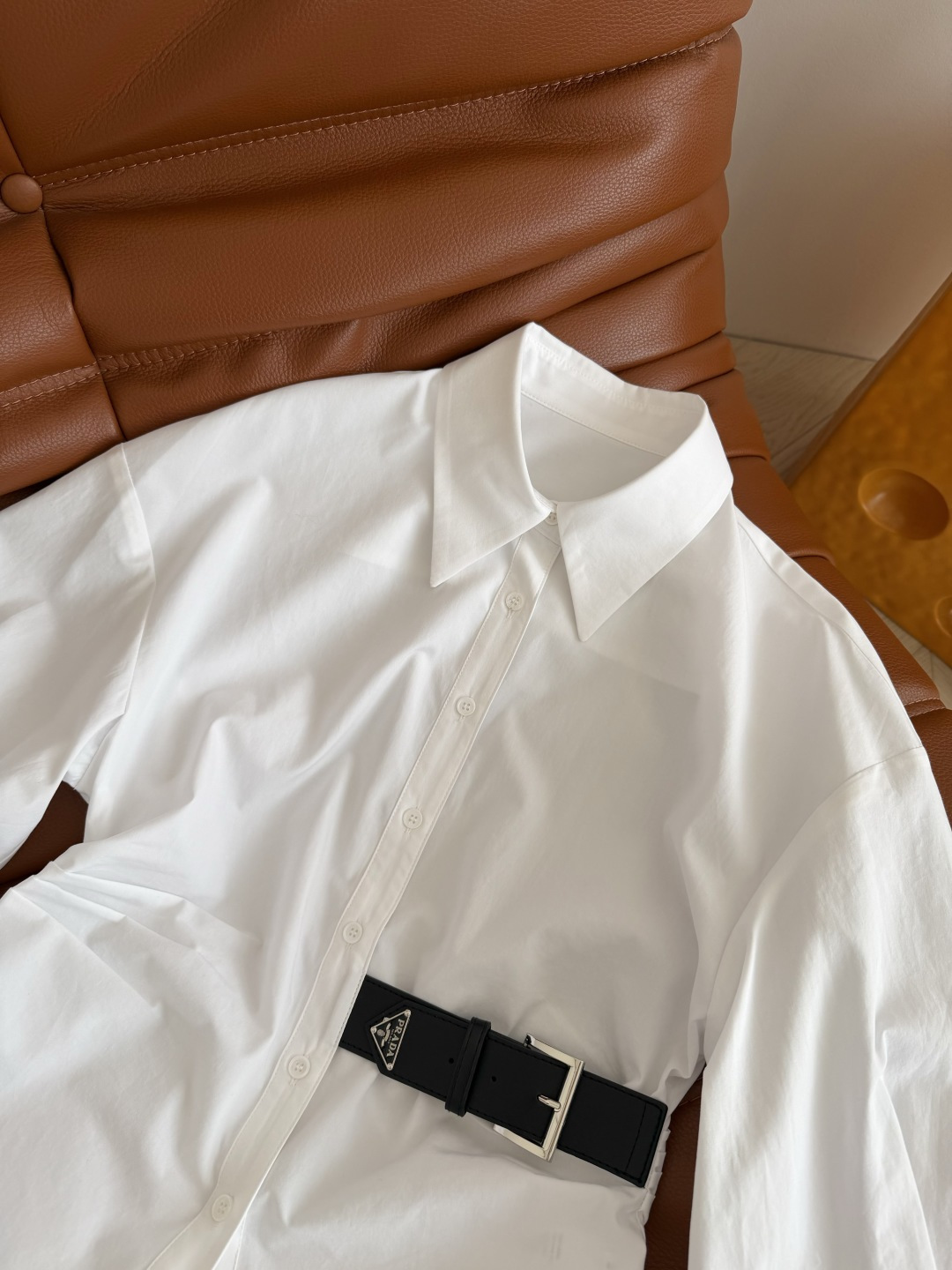 26早春新款 三角标皮扣装饰收腰衬衫 超赞的剪裁版型 腰部捏褶立体收腰剪裁 侧边加入了皮扣装饰 下摆是形