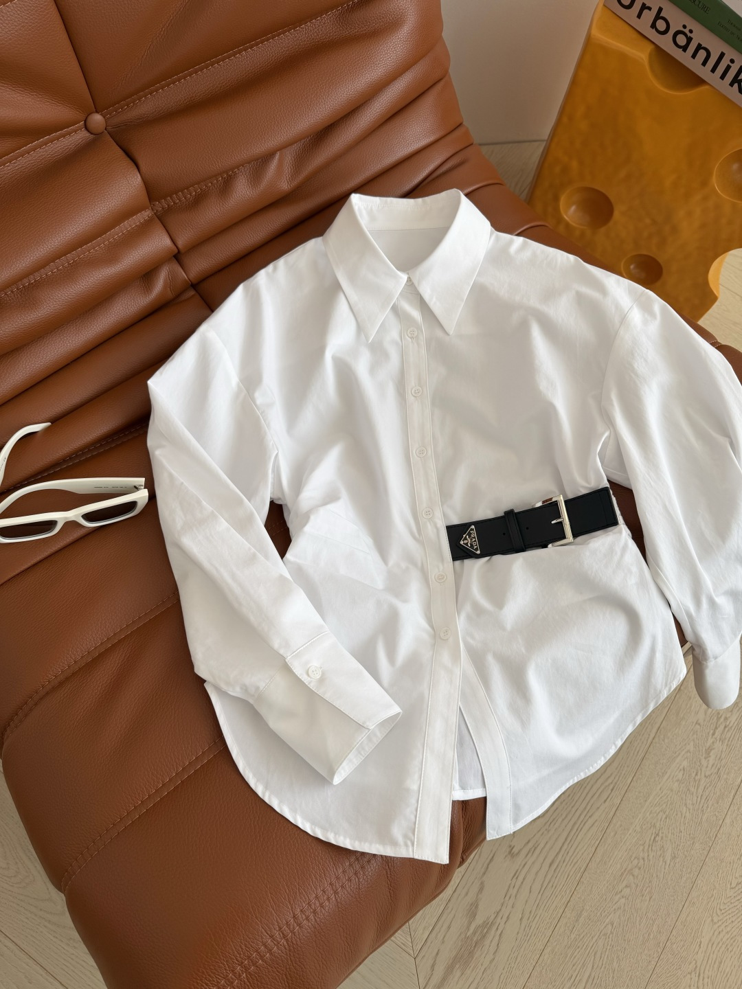 26早春新款 三角标皮扣装饰收腰衬衫 超赞的剪裁版型 腰部捏褶立体收腰剪裁 侧边加入了皮扣装饰 下摆是形