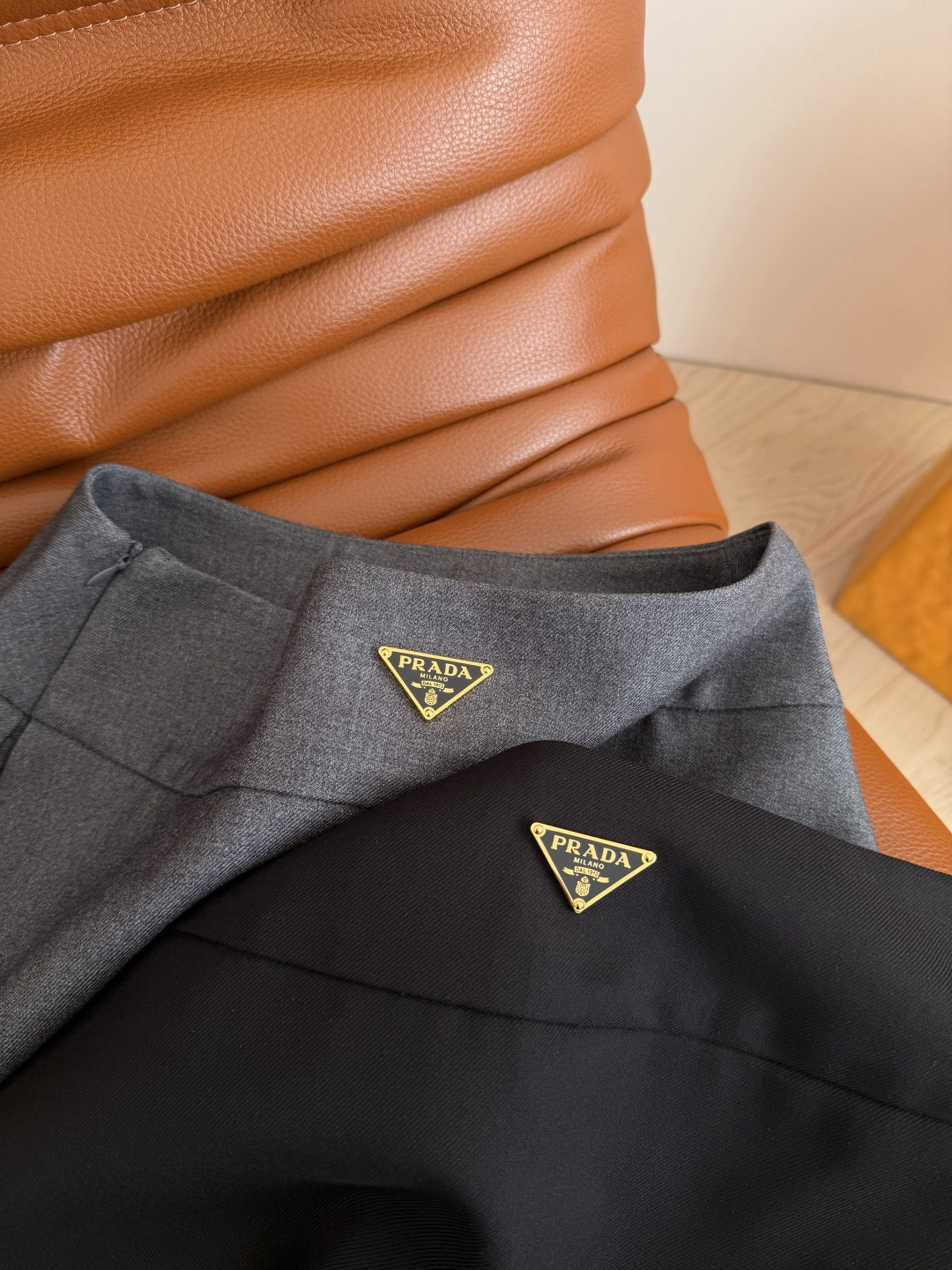 极简百搭 26早春系列 三角标装饰半裙 选用粗斜纹的面料 富有肌理感挺括有型 加宽腰头很好看 版型是高腰