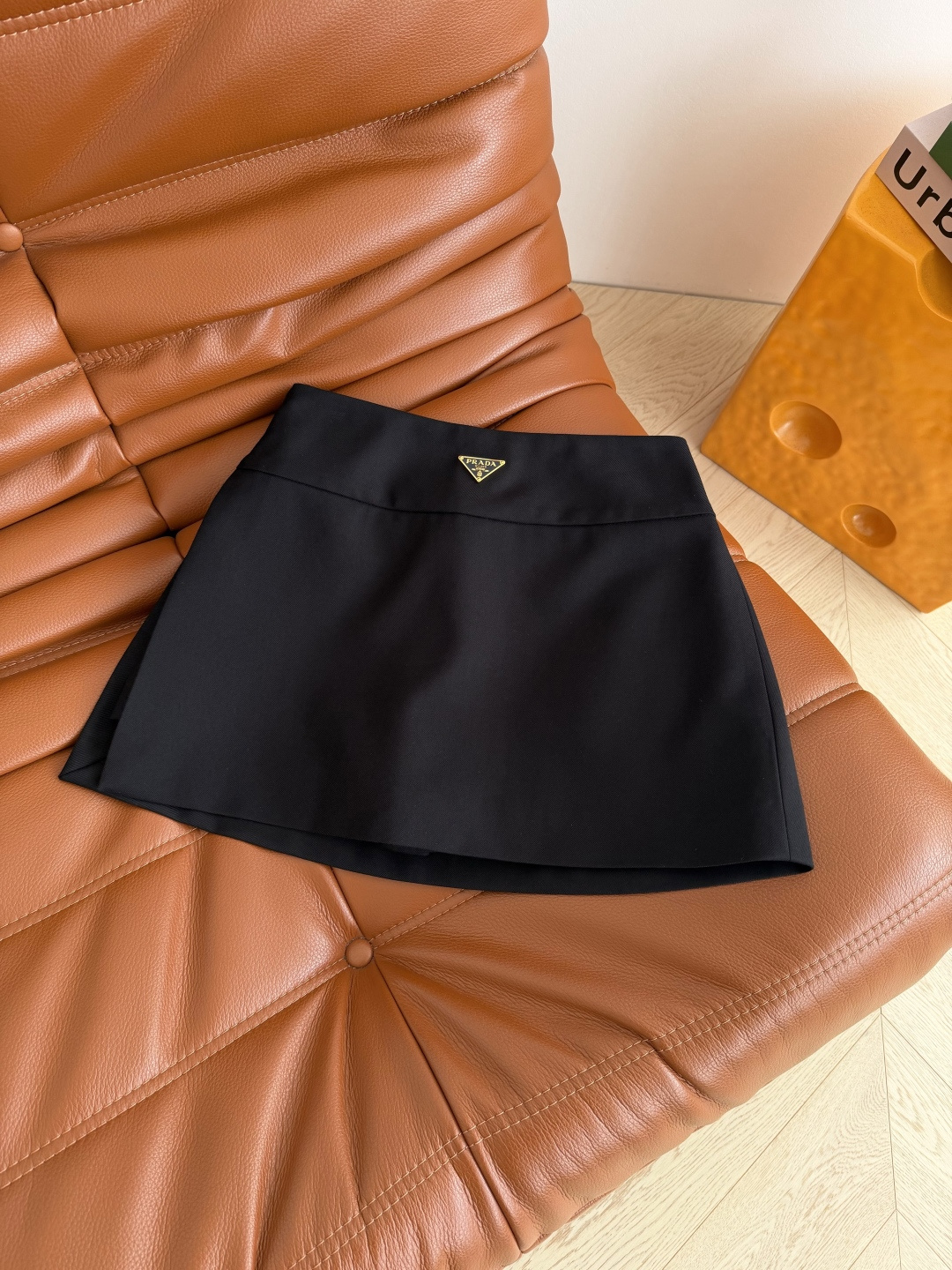 极简百搭 26早春系列 三角标装饰半裙 选用粗斜纹的面料 富有肌理感挺括有型 加宽腰头很好看 版型是高腰