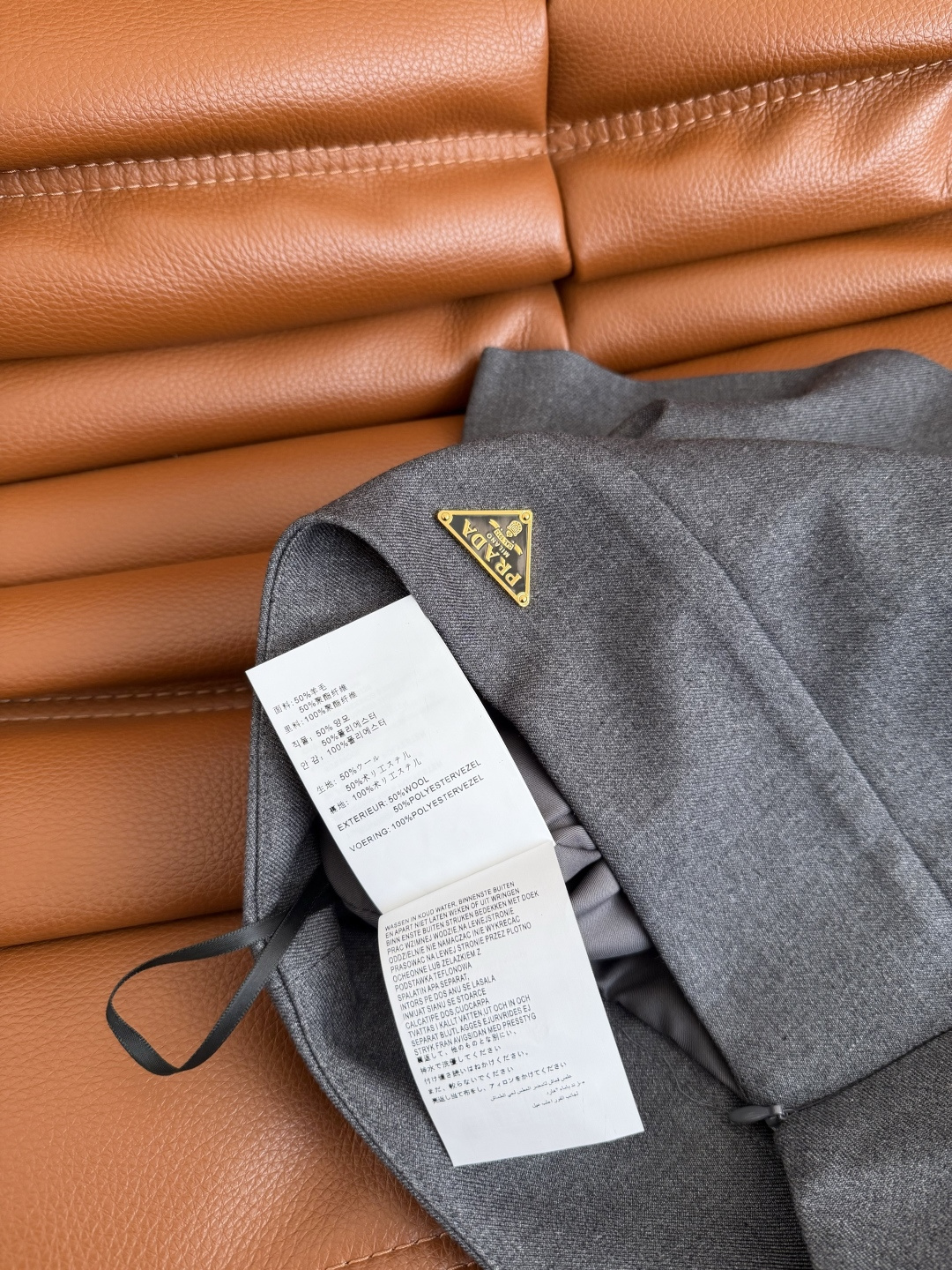 极简百搭 26早春系列 三角标装饰半裙 选用粗斜纹的面料 富有肌理感挺括有型 加宽腰头很好看 版型是高腰