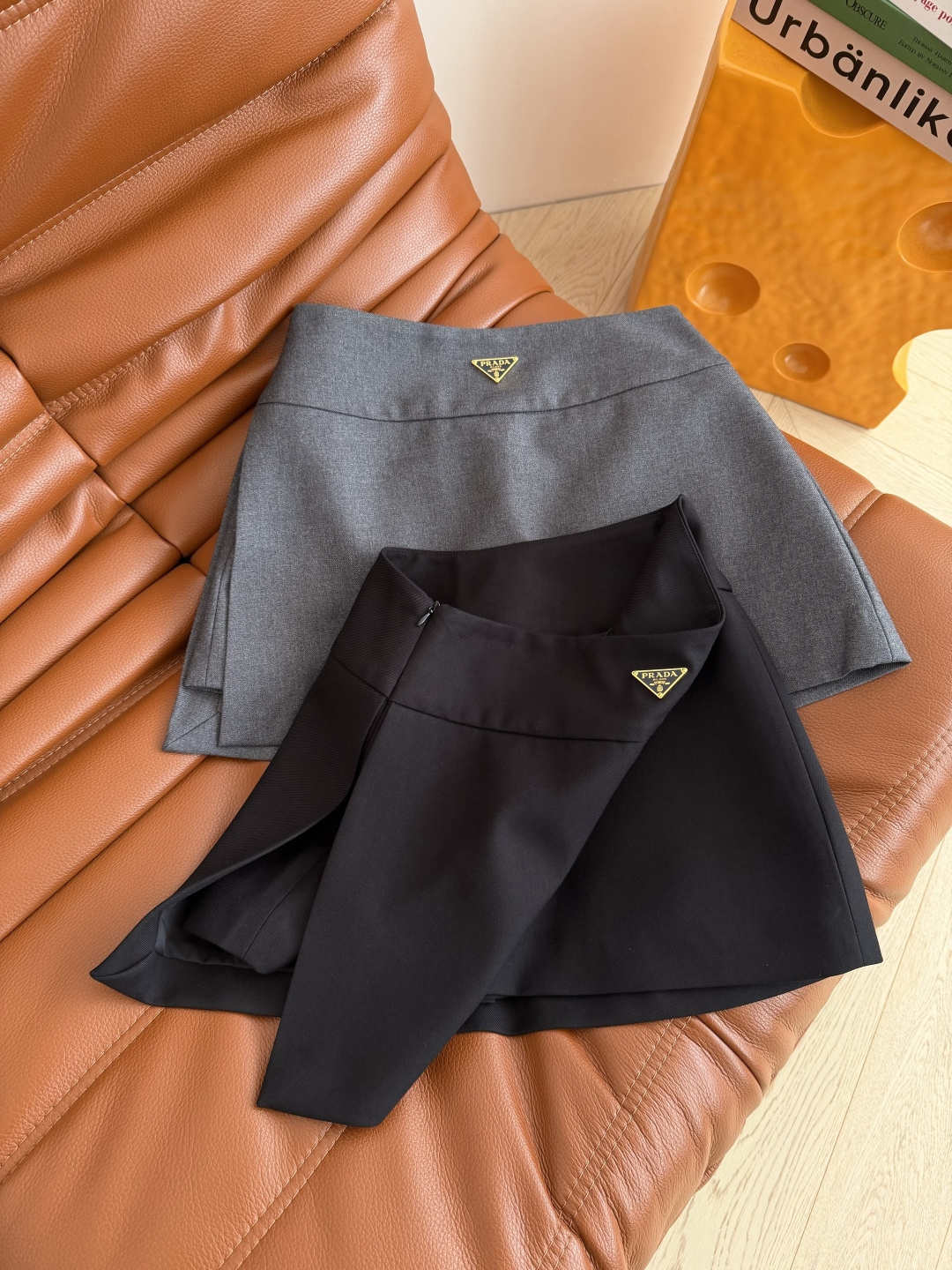 极简百搭 26早春系列 三角标装饰半裙 选用粗斜纹的面料 富有肌理感挺括有型 加宽腰头很好看 版型是高腰