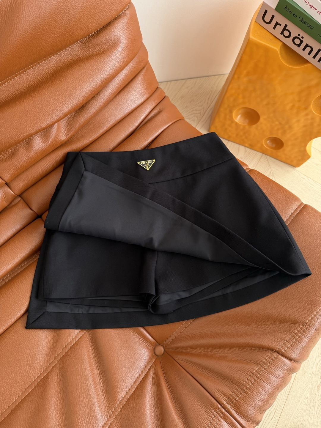 极简百搭 26早春系列 三角标装饰半裙 选用粗斜纹的面料 富有肌理感挺括有型 加宽腰头很好看 版型是高腰