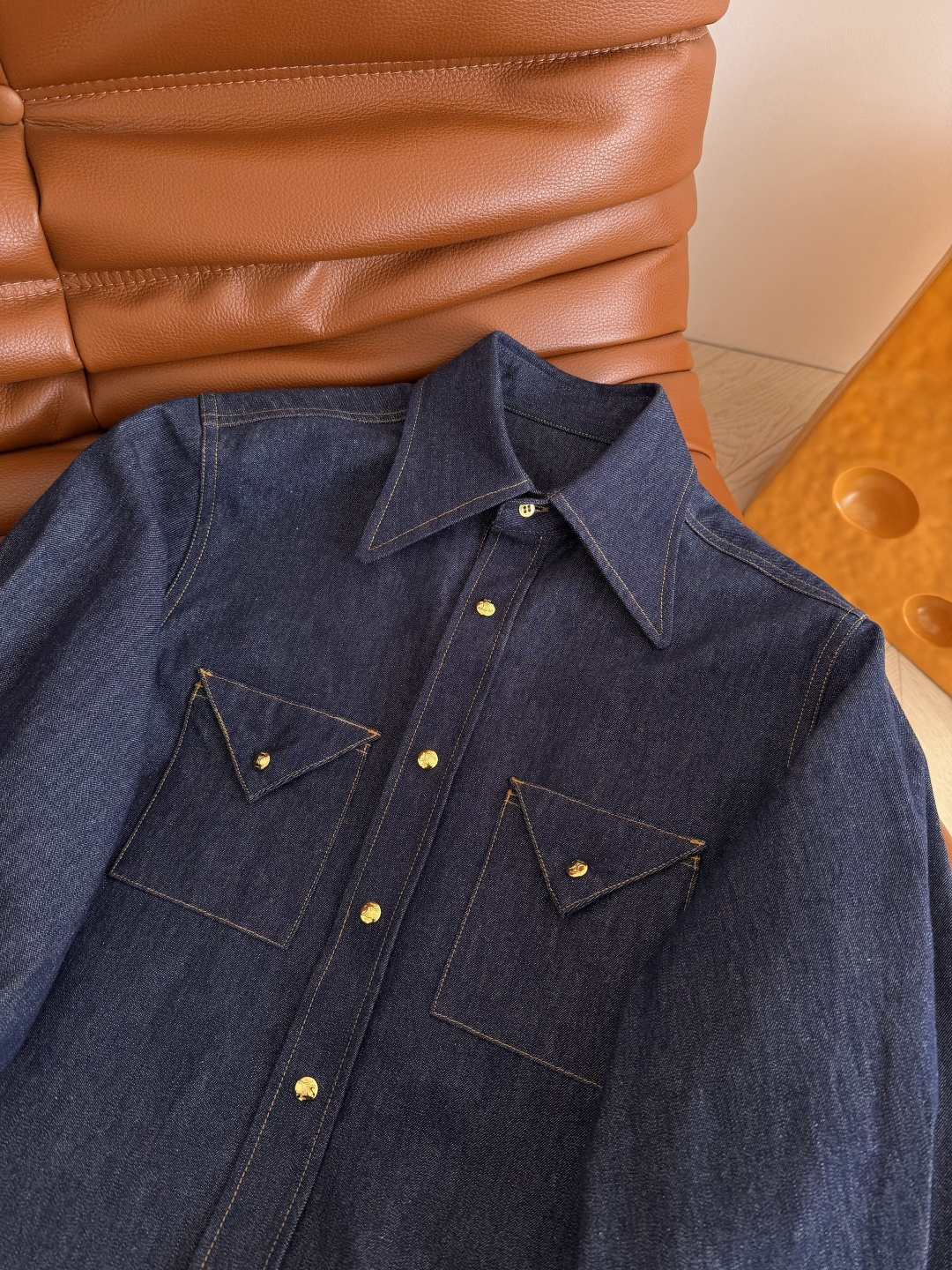 明星同款 26早春系列 三角口袋设计牛仔衬衫 可以当外套穿的一件牛仔衬衫 阔型感剪裁 捏褶设计袖子很好看