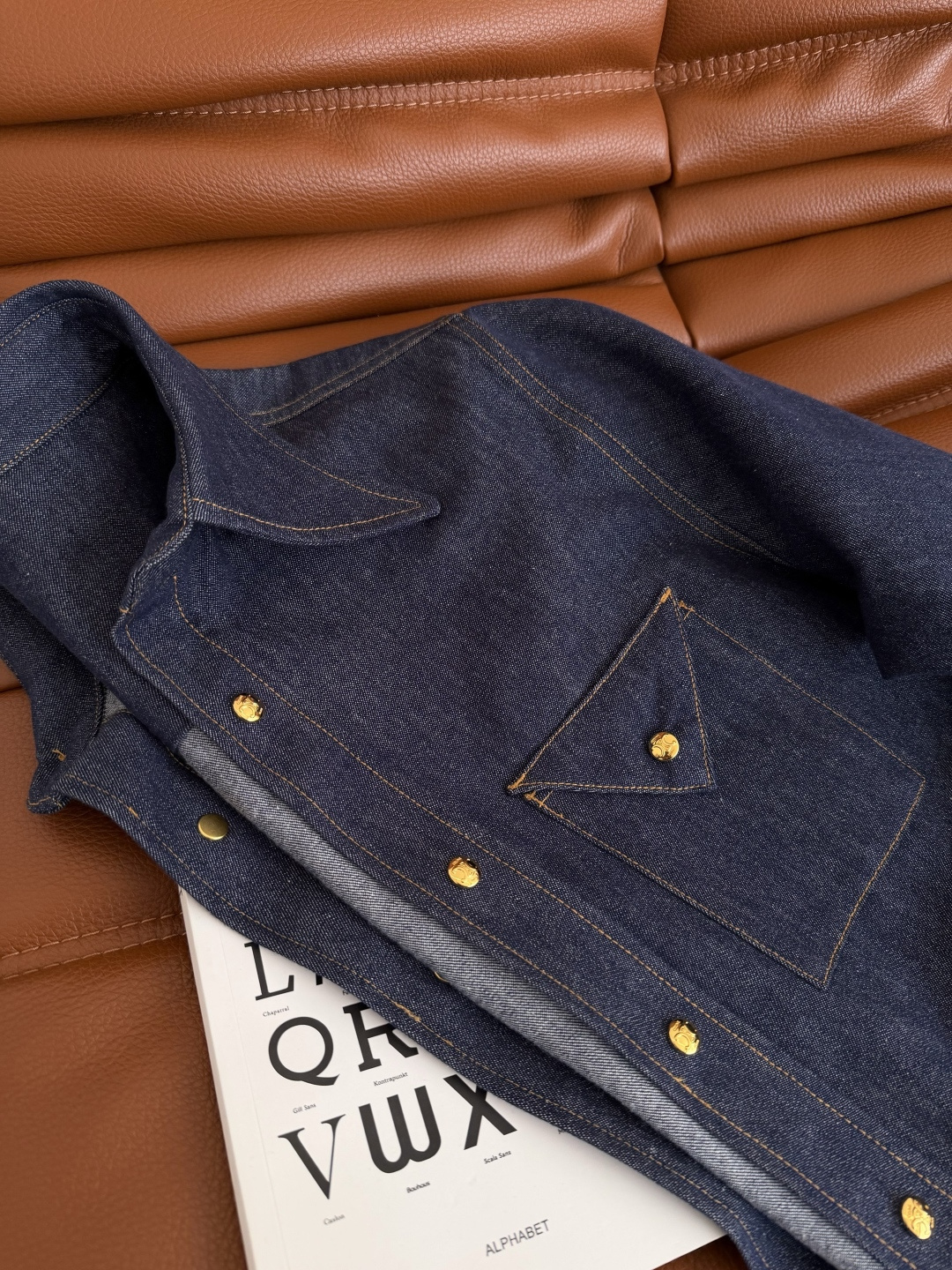 明星同款 26早春系列 三角口袋设计牛仔衬衫 可以当外套穿的一件牛仔衬衫 阔型感剪裁 捏褶设计袖子很好看