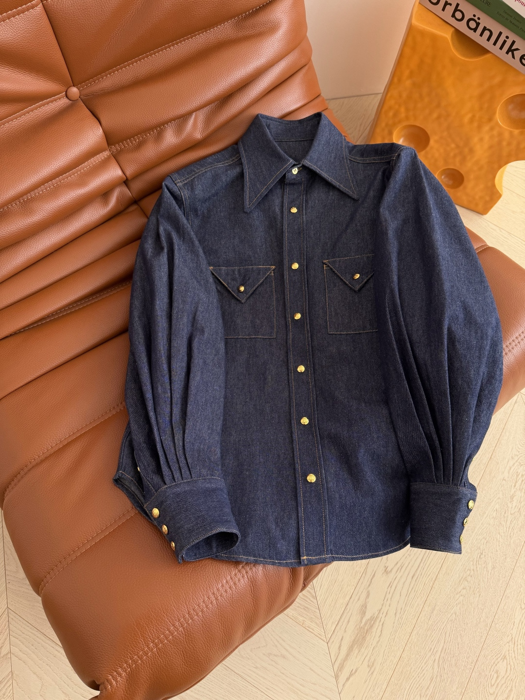 明星同款 26早春系列 三角口袋设计牛仔衬衫 可以当外套穿的一件牛仔衬衫 阔型感剪裁 捏褶设计袖子很好看