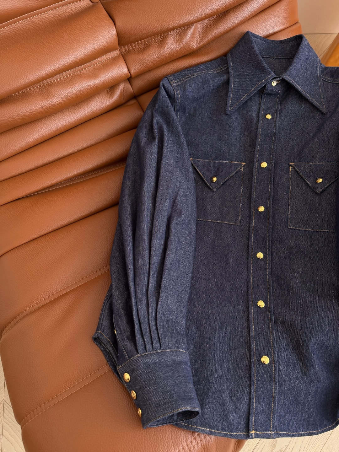 明星同款 26早春系列 三角口袋设计牛仔衬衫 可以当外套穿的一件牛仔衬衫 阔型感剪裁 捏褶设计袖子很好看