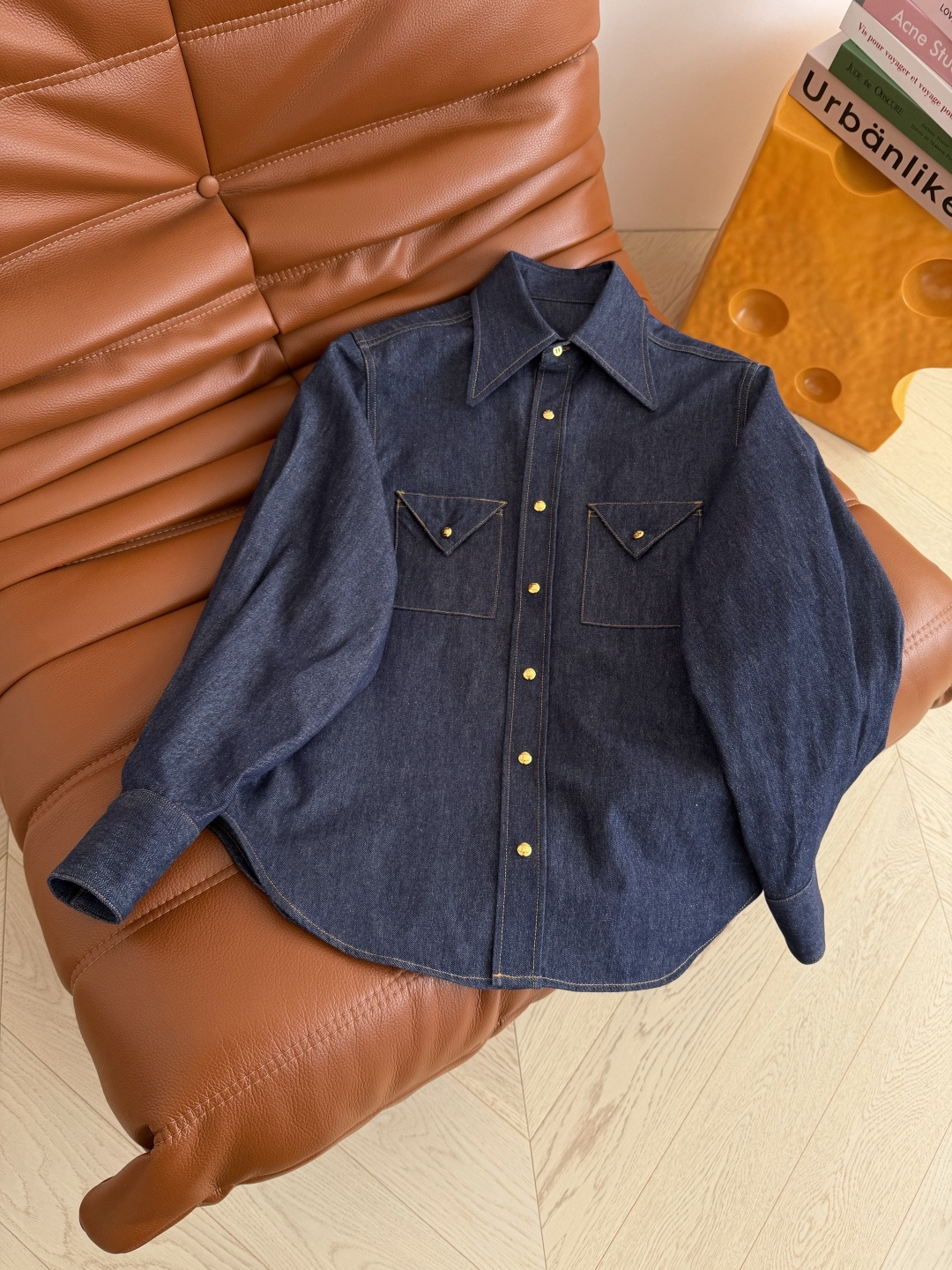 明星同款 26早春系列 三角口袋设计牛仔衬衫 可以当外套穿的一件牛仔衬衫 阔型感剪裁 捏褶设计袖子很好看