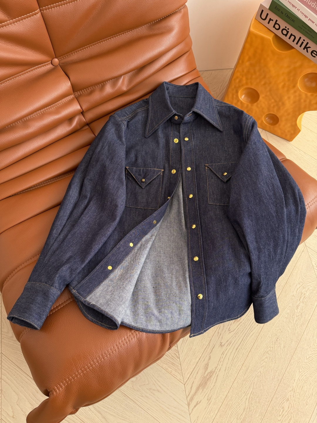 明星同款 26早春系列 三角口袋设计牛仔衬衫 可以当外套穿的一件牛仔衬衫 阔型感剪裁 捏褶设计袖子很好看