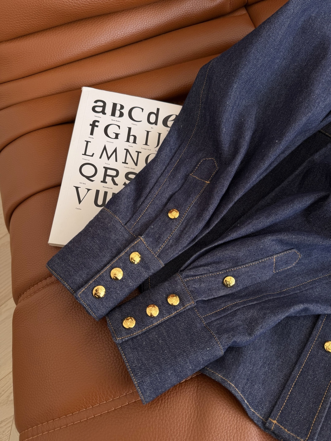 明星同款 26早春系列 三角口袋设计牛仔衬衫 可以当外套穿的一件牛仔衬衫 阔型感剪裁 捏褶设计袖子很好看