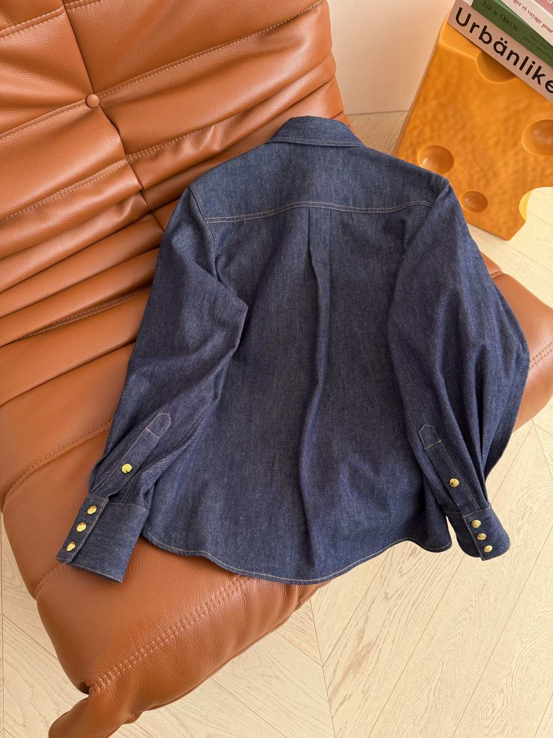 明星同款 26早春系列 三角口袋设计牛仔衬衫 可以当外套穿的一件牛仔衬衫 阔型感剪裁 捏褶设计袖子很好看