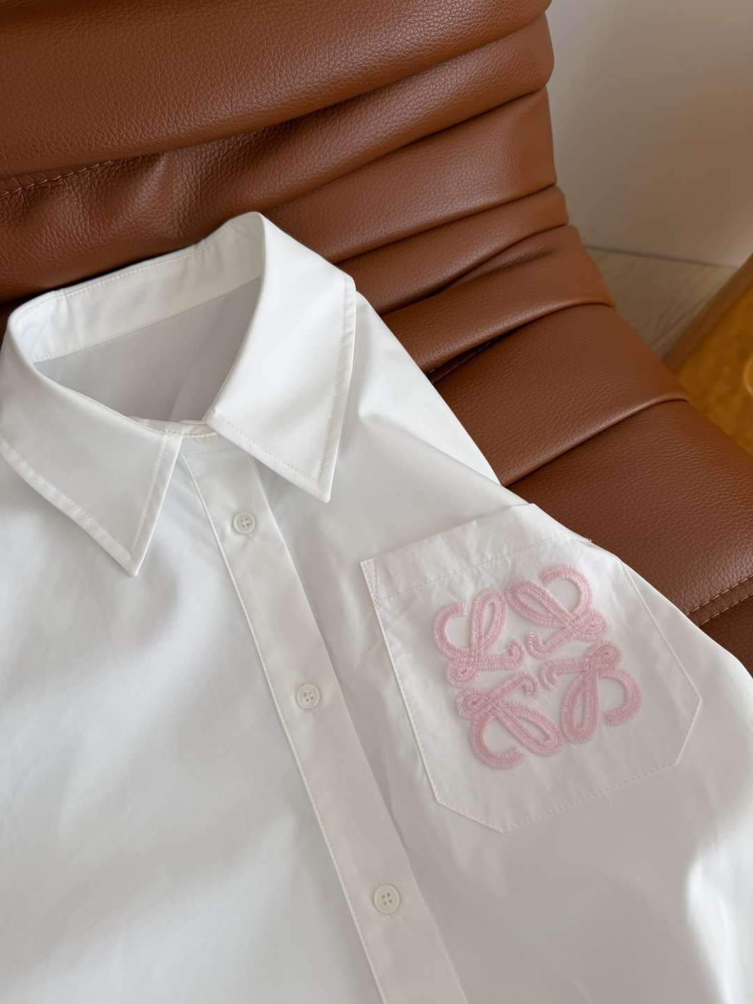 26新款 休闲日常穿搭指南 粉色口袋刺绣logo衬衫 配色太好看了 粉色logo很吸睛 简约又有造型感 