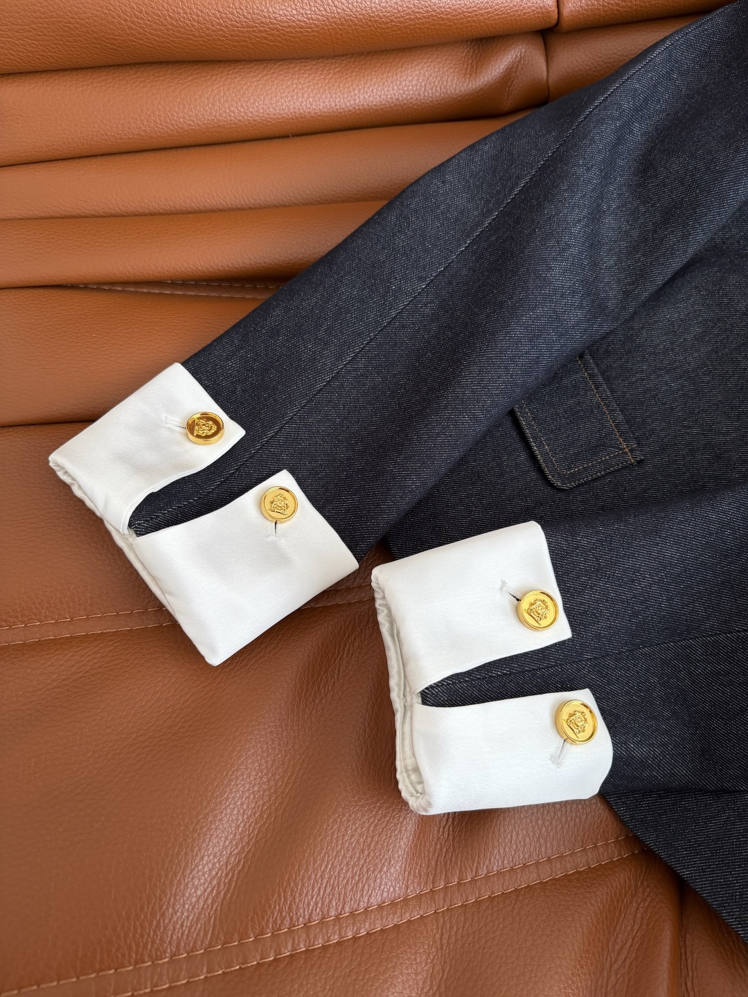 复古时髦 26新款 可拆卸白袖口设计牛仔外套 精致又大气的小外套 小立领设计 搭配皇冠小金扣 很有细节感