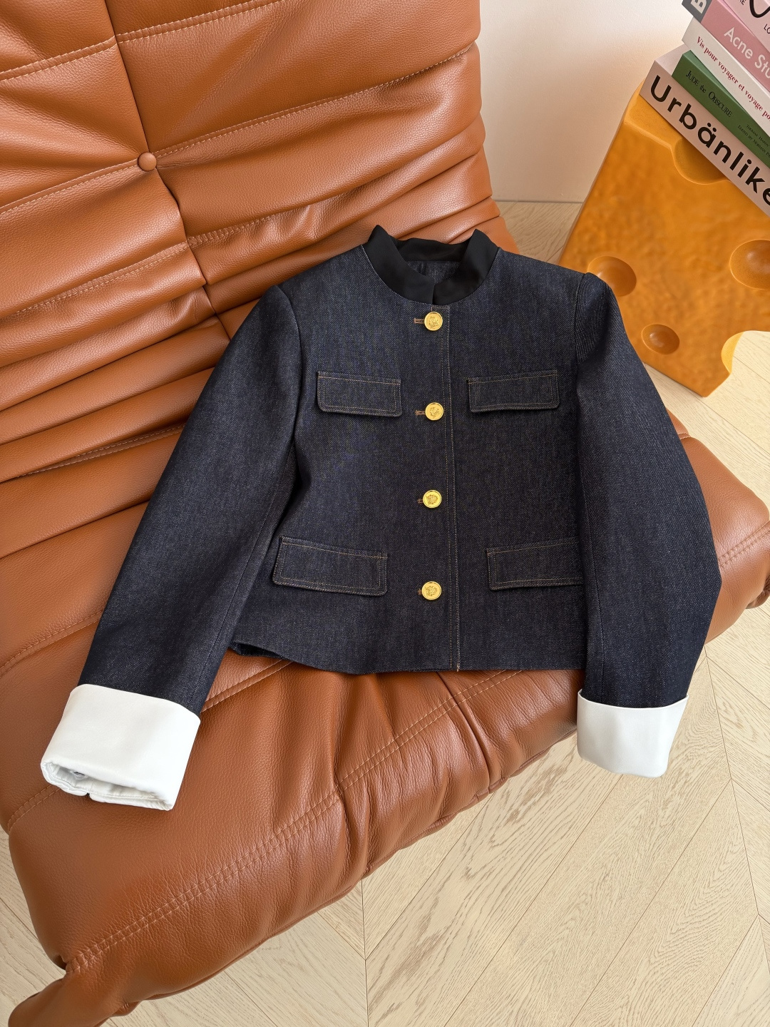 复古时髦 26新款 可拆卸白袖口设计牛仔外套 精致又大气的小外套 小立领设计 搭配皇冠小金扣 很有细节感