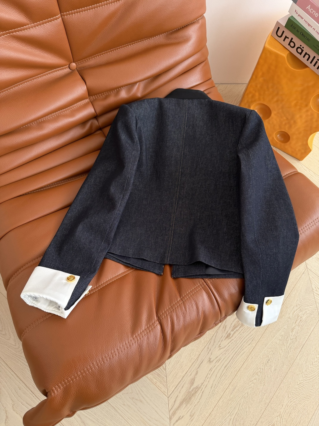 复古时髦 26新款 可拆卸白袖口设计牛仔外套 精致又大气的小外套 小立领设计 搭配皇冠小金扣 很有细节感