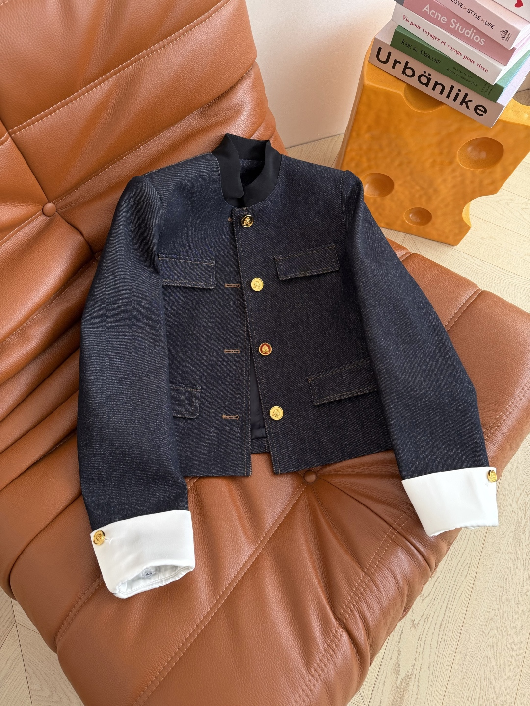 复古时髦 26新款 可拆卸白袖口设计牛仔外套 精致又大气的小外套 小立领设计 搭配皇冠小金扣 很有细节感