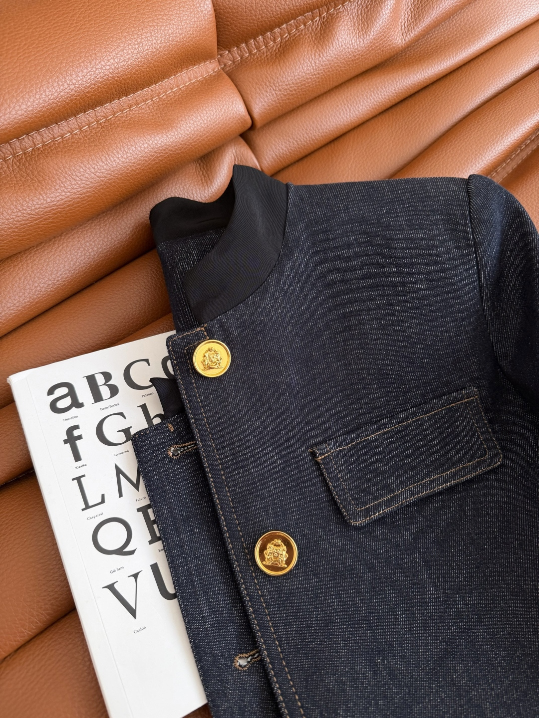 复古时髦 26新款 可拆卸白袖口设计牛仔外套 精致又大气的小外套 小立领设计 搭配皇冠小金扣 很有细节感