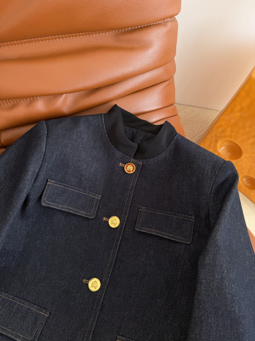 复古时髦 26新款 可拆卸白袖口设计牛仔外套 精致又大气的小外套 小立领设计 搭配皇冠小金扣 很有细节感