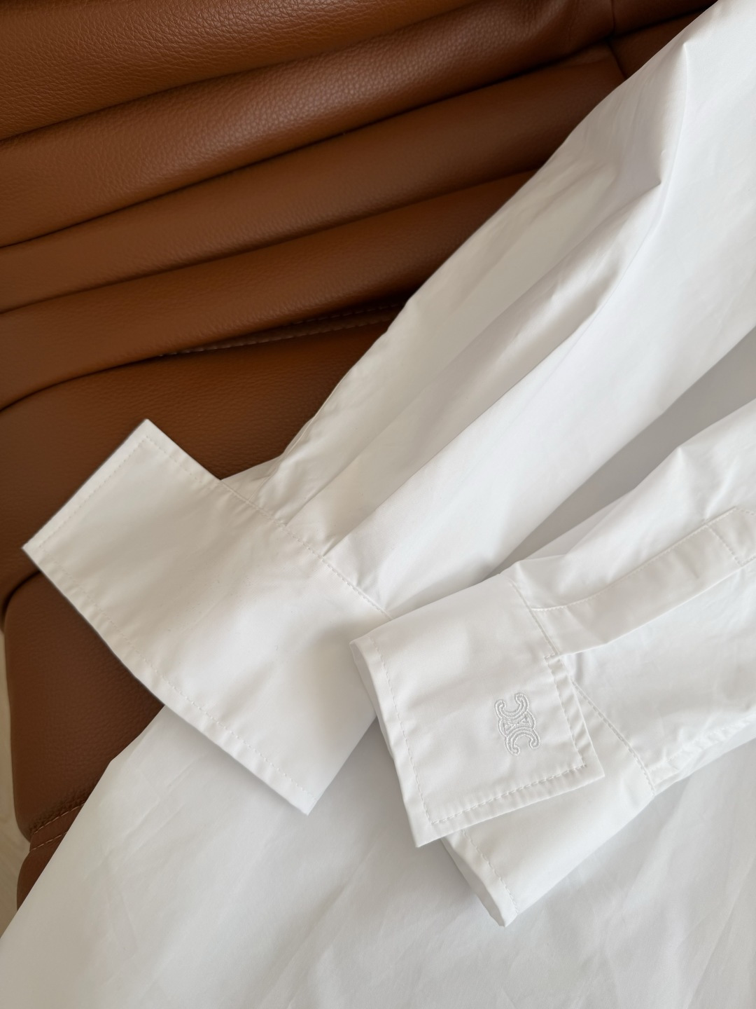 26ss新款 袖口凯旋门图案刺绣衬衫连衣裙 半开襟宽松版型设计 一整个休闲时髦Look 藏肉显瘦 单穿或