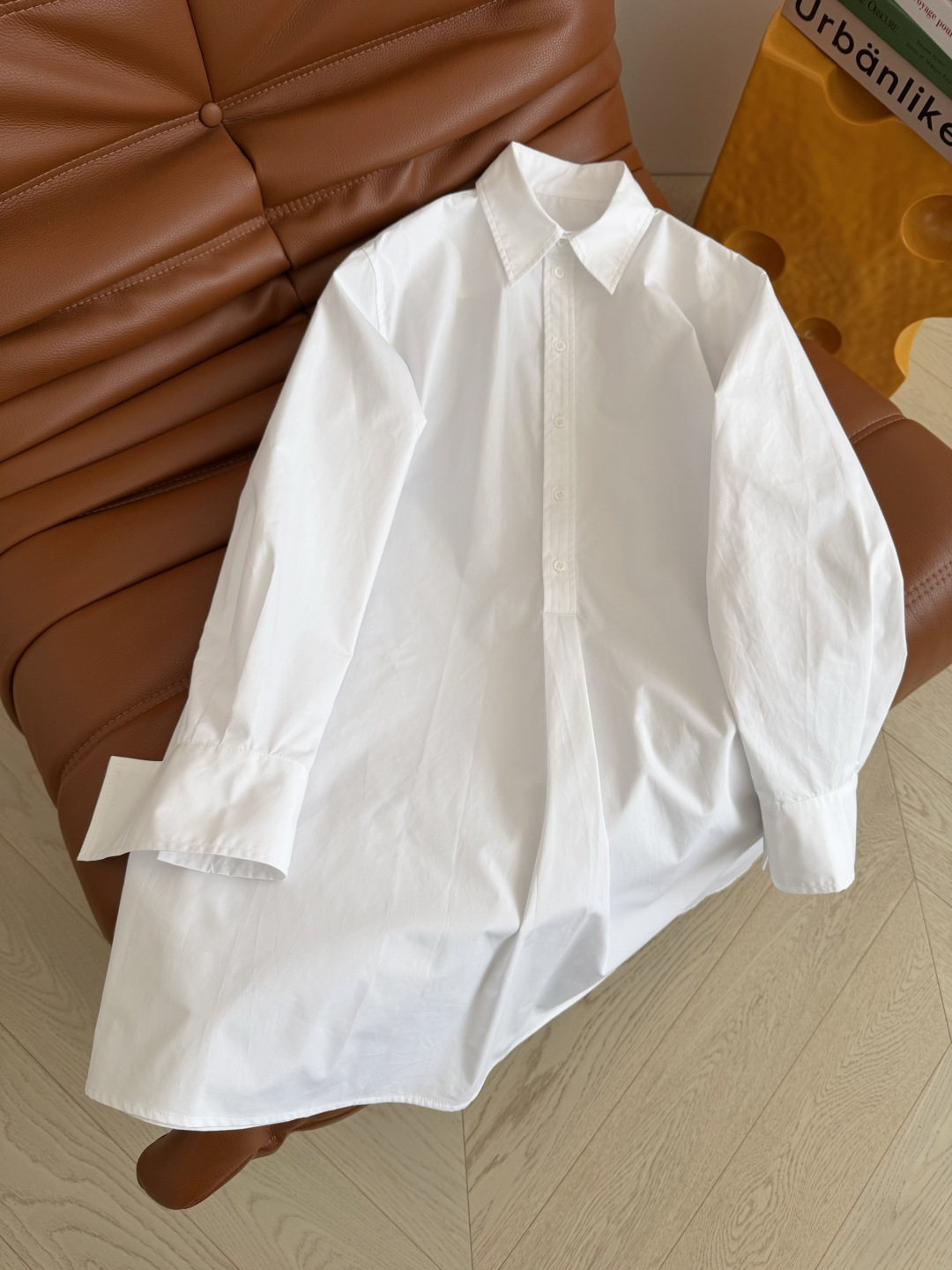 26ss新款 袖口凯旋门图案刺绣衬衫连衣裙 半开襟宽松版型设计 一整个休闲时髦Look 藏肉显瘦 单穿或