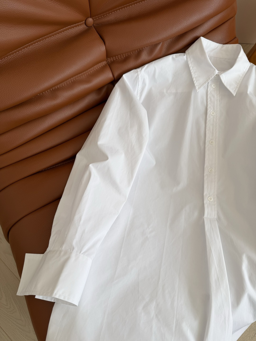 26ss新款 袖口凯旋门图案刺绣衬衫连衣裙 半开襟宽松版型设计 一整个休闲时髦Look 藏肉显瘦 单穿或