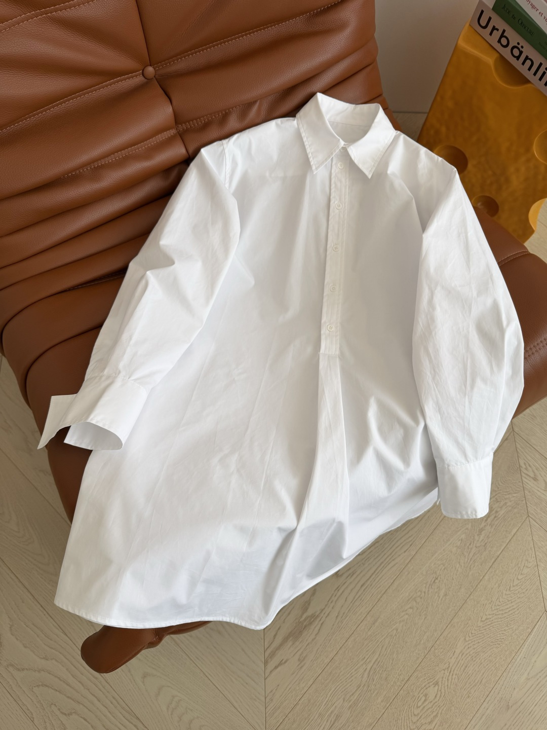 26ss新款 袖口凯旋门图案刺绣衬衫连衣裙 半开襟宽松版型设计 一整个休闲时髦Look 藏肉显瘦 单穿或