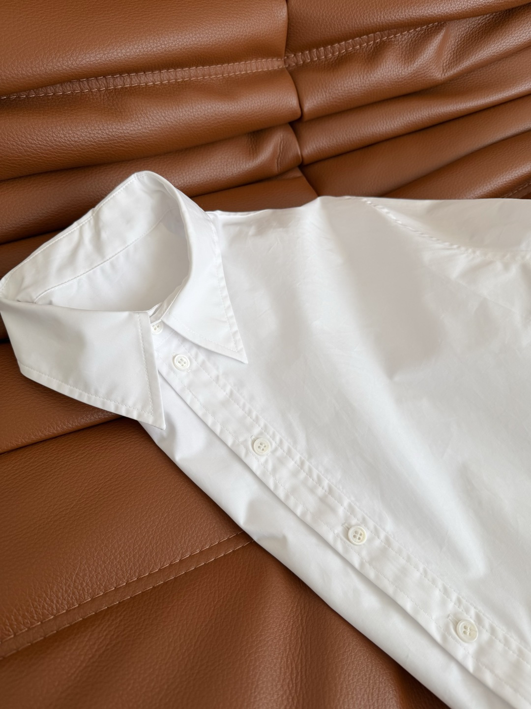 26ss新款 袖口凯旋门图案刺绣衬衫连衣裙 半开襟宽松版型设计 一整个休闲时髦Look 藏肉显瘦 单穿或