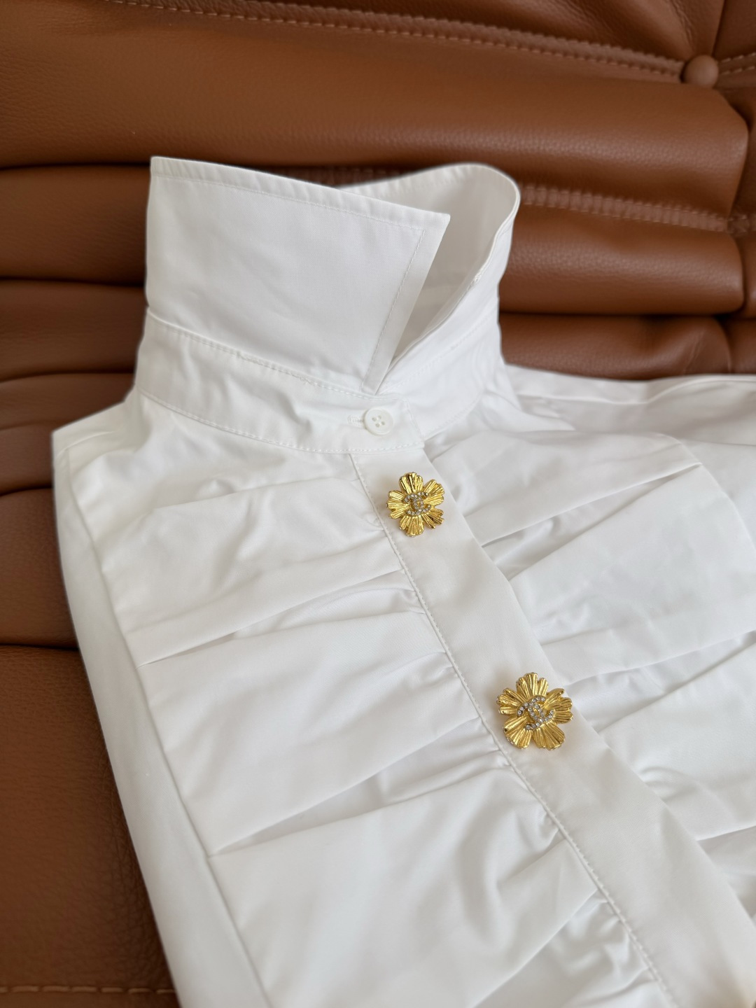 26ss新款 三粒扣设计短款衬衫 定制的小雏菊花瓣金色扣子 里面双c图案小细节 胸前对称捏褶设计 有种盘