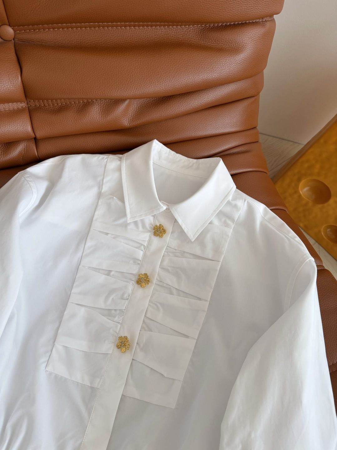 26ss新款 三粒扣设计短款衬衫 定制的小雏菊花瓣金色扣子 里面双c图案小细节 胸前对称捏褶设计 有种盘
