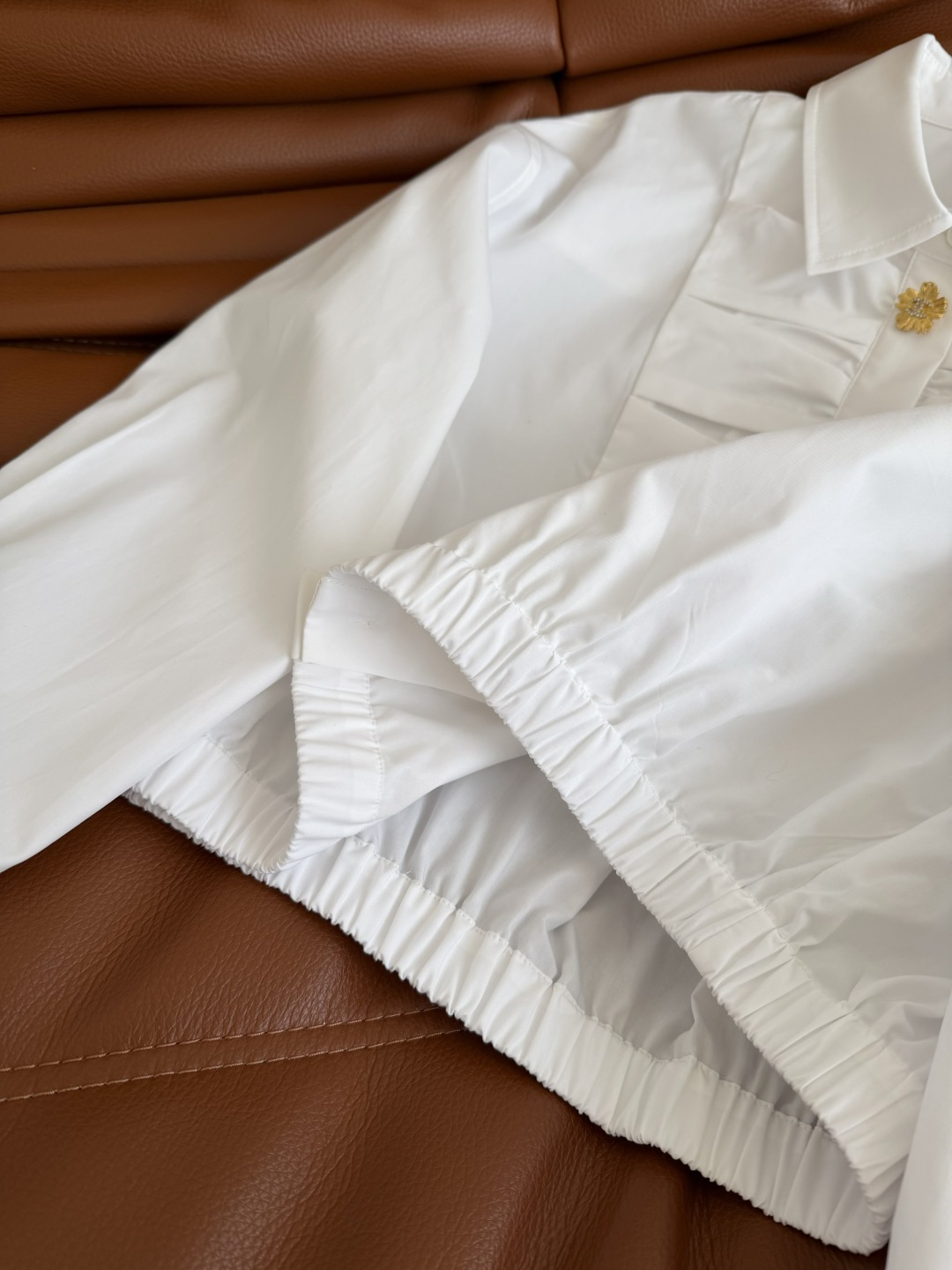 26ss新款 三粒扣设计短款衬衫 定制的小雏菊花瓣金色扣子 里面双c图案小细节 胸前对称捏褶设计 有种盘