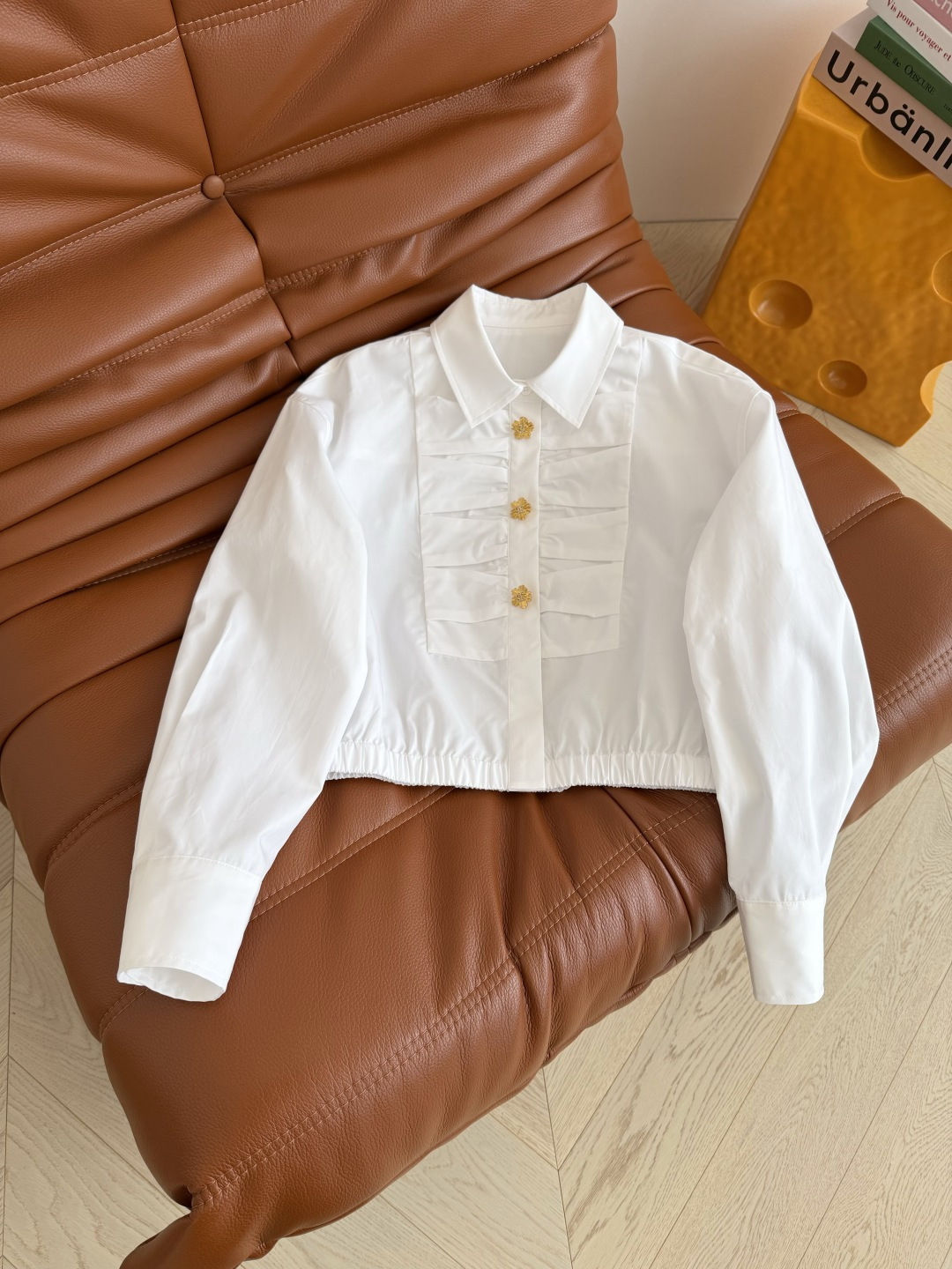 26ss新款 三粒扣设计短款衬衫 定制的小雏菊花瓣金色扣子 里面双c图案小细节 胸前对称捏褶设计 有种盘