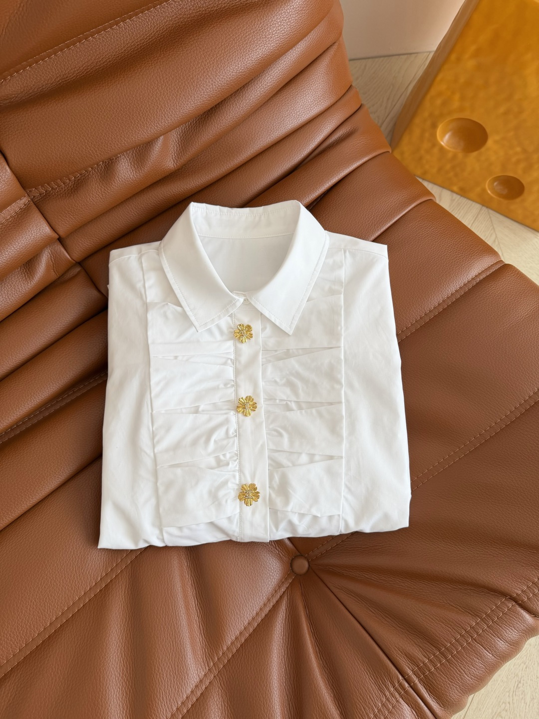 26ss新款 三粒扣设计短款衬衫 定制的小雏菊花瓣金色扣子 里面双c图案小细节 胸前对称捏褶设计 有种盘
