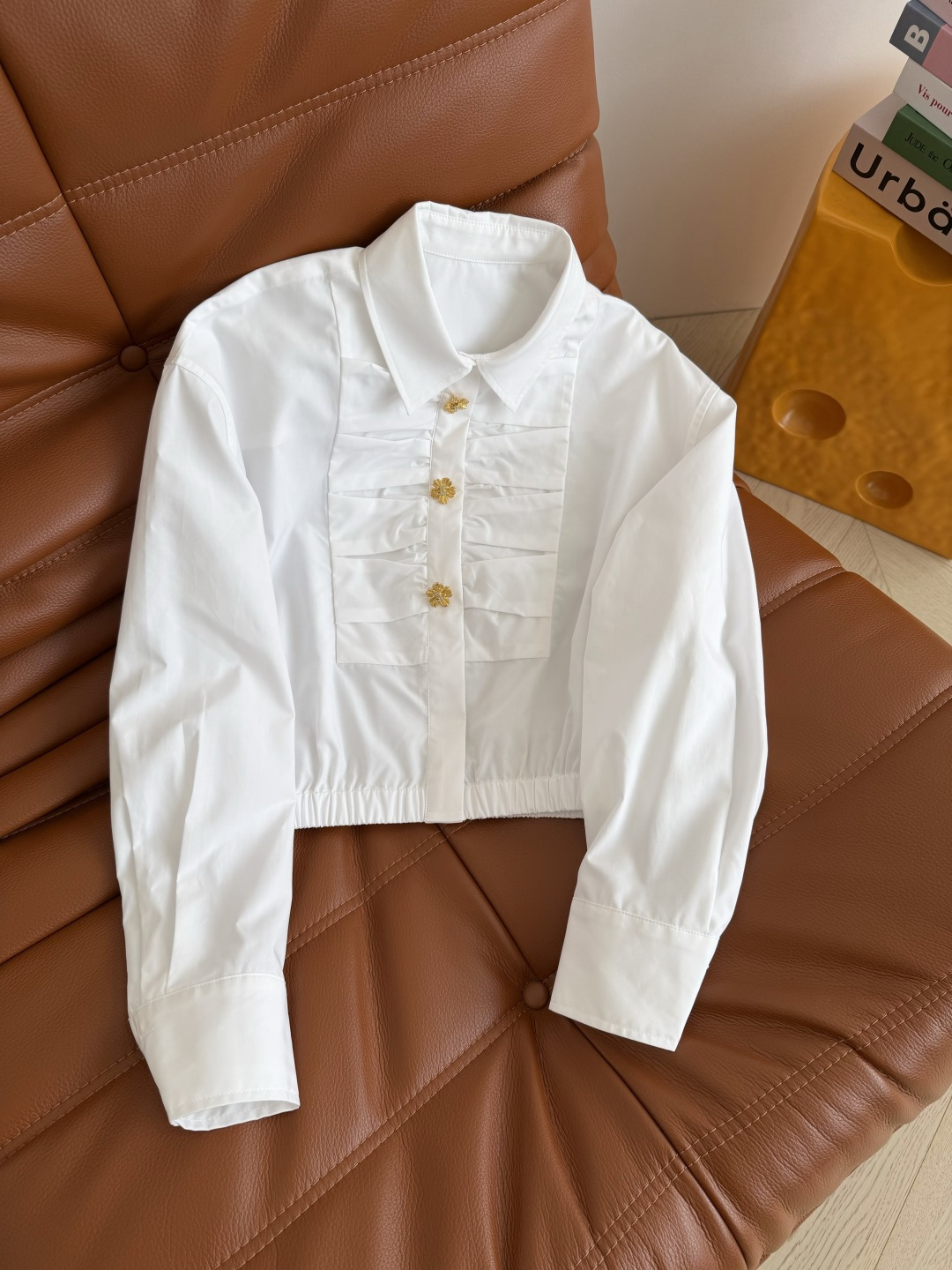 26ss新款 三粒扣设计短款衬衫 定制的小雏菊花瓣金色扣子 里面双c图案小细节 胸前对称捏褶设计 有种盘