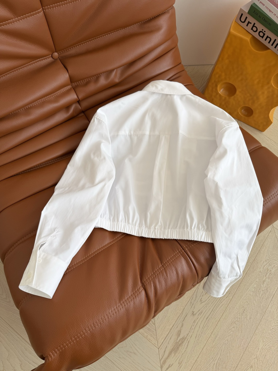 26ss新款 三粒扣设计短款衬衫 定制的小雏菊花瓣金色扣子 里面双c图案小细节 胸前对称捏褶设计 有种盘