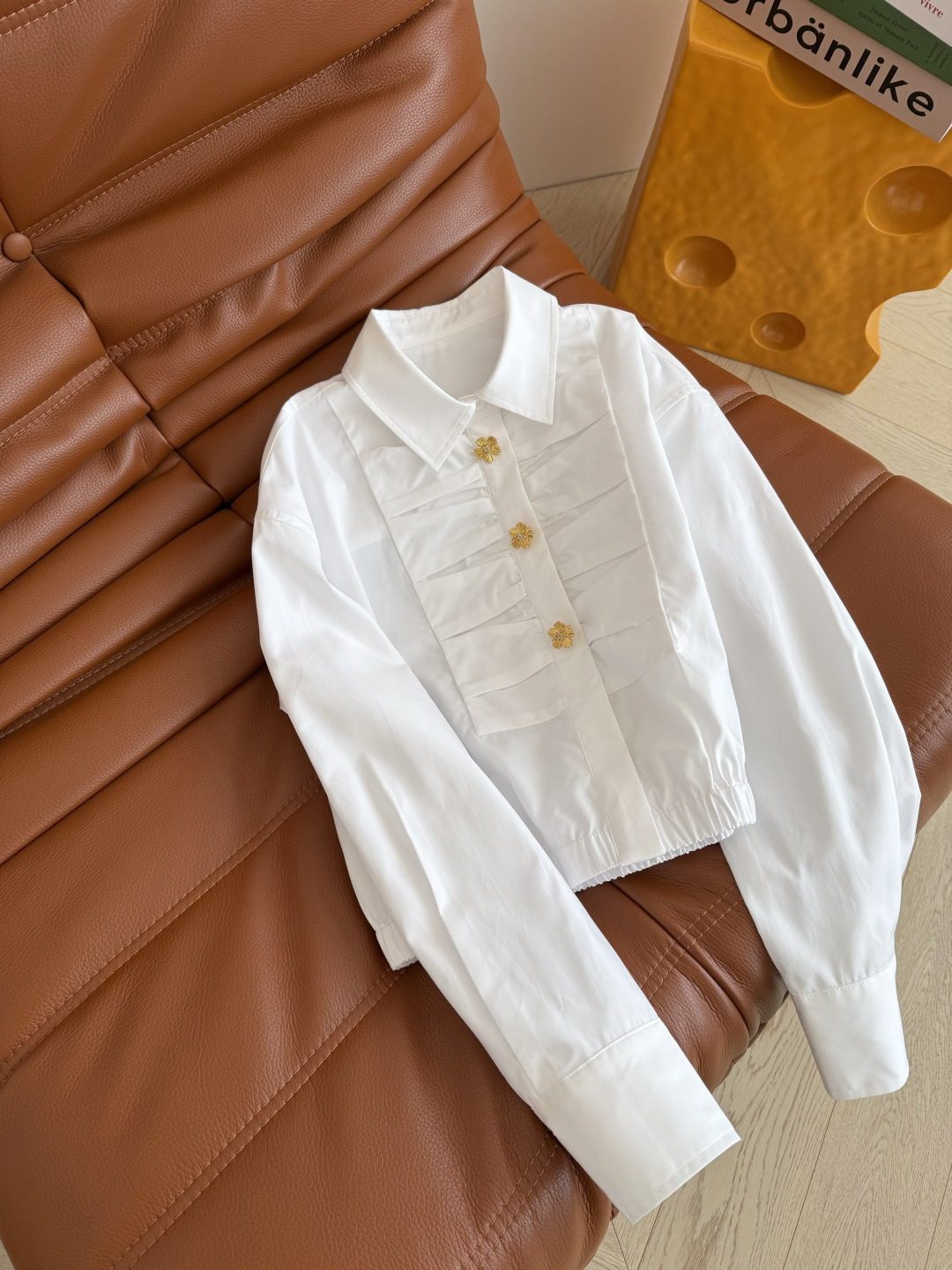 26ss新款 三粒扣设计短款衬衫 定制的小雏菊花瓣金色扣子 里面双c图案小细节 胸前对称捏褶设计 有种盘