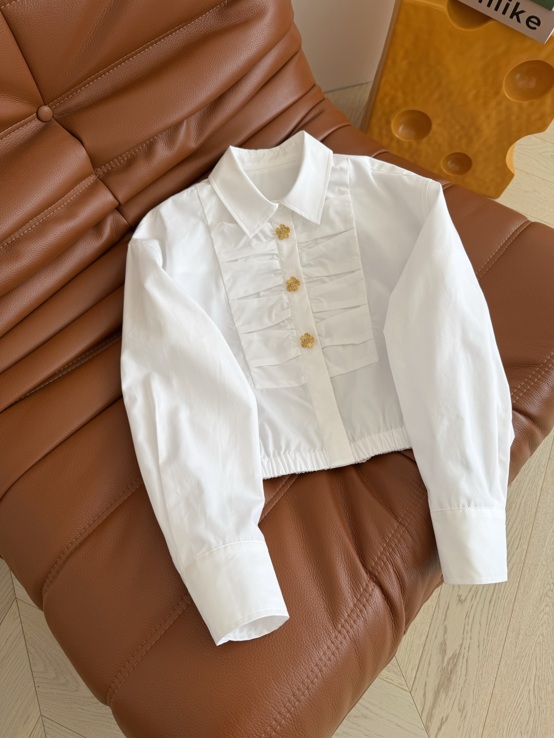 26ss新款 三粒扣设计短款衬衫 定制的小雏菊花瓣金色扣子 里面双c图案小细节 胸前对称捏褶设计 有种盘
