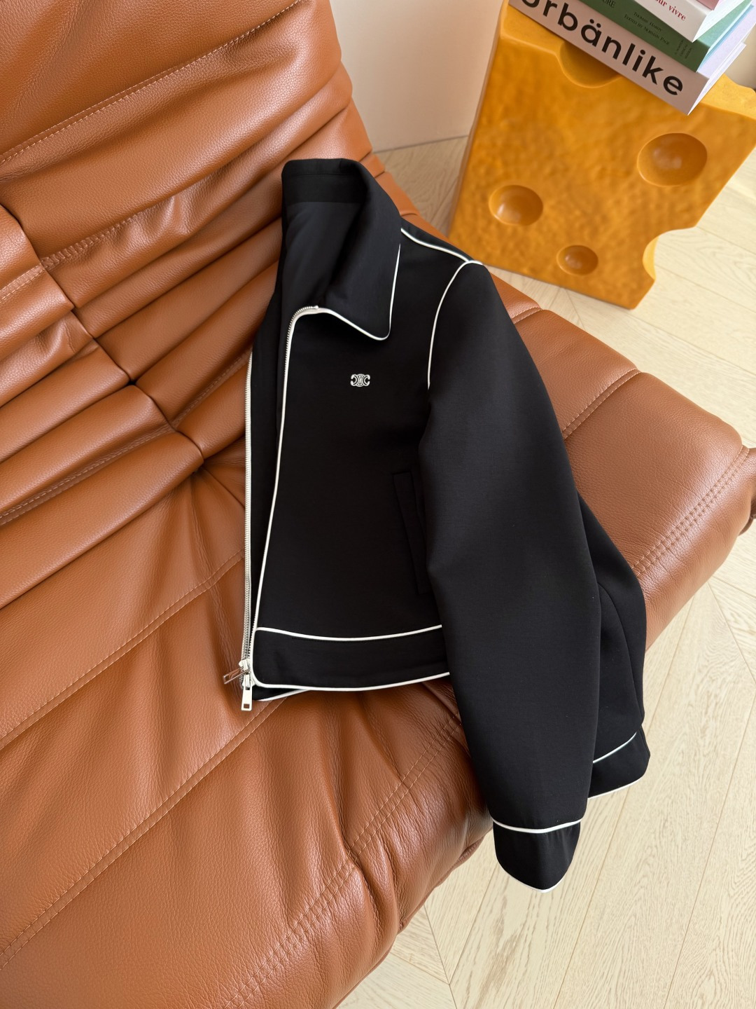 26ss新款 凯旋门刺绣logo轻薄款夹克外套 翻领设计 日常休闲帅气又干练有型的一款小开衫 实穿率超高