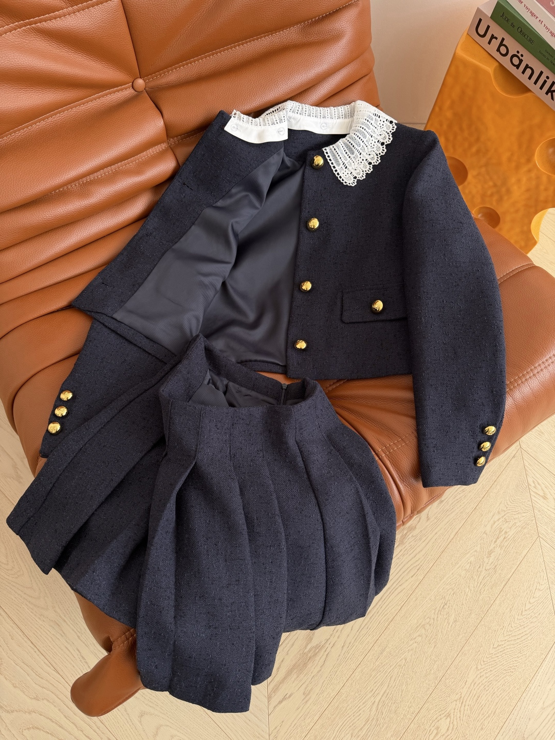 26ss新款 可拆卸钩花领子装饰套装 一套优雅Look 独家定制的面料 表面带有颗粒肌理感 藏蓝色颜色很