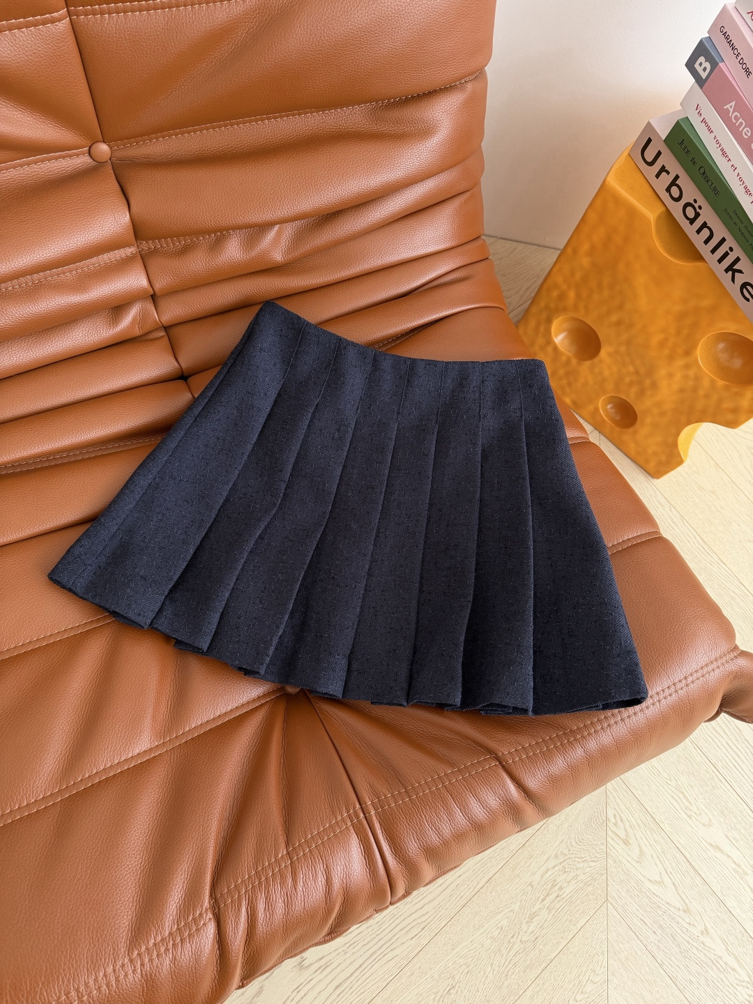 26ss新款 可拆卸钩花领子装饰套装 一套优雅Look 独家定制的面料 表面带有颗粒肌理感 藏蓝色颜色很