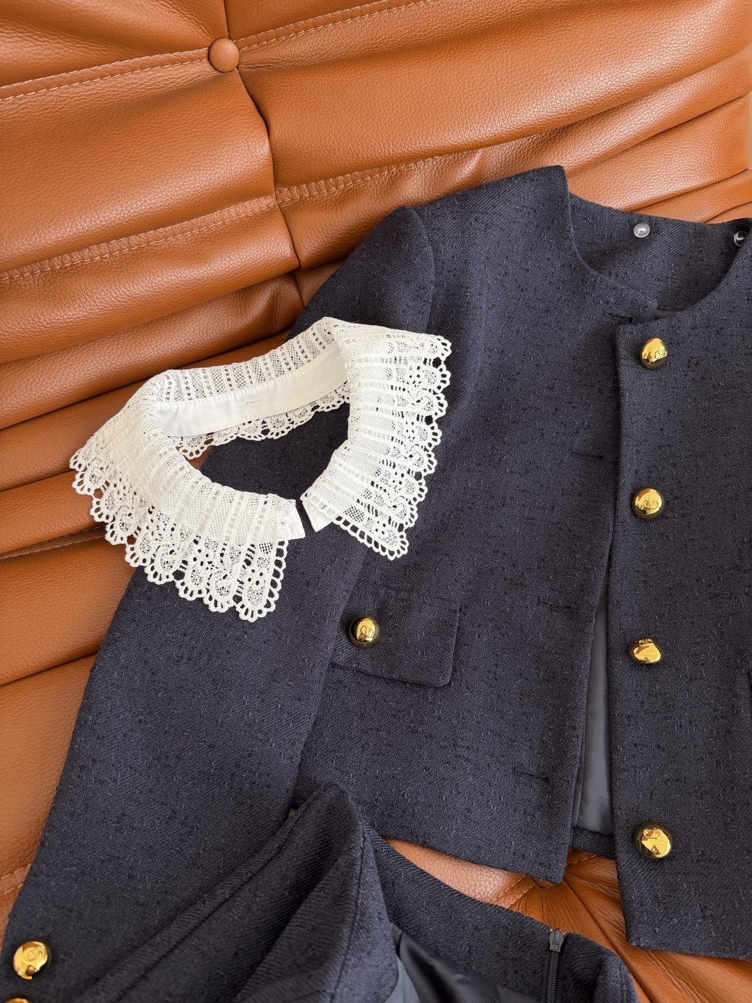 26ss新款 可拆卸钩花领子装饰套装 一套优雅Look 独家定制的面料 表面带有颗粒肌理感 藏蓝色颜色很