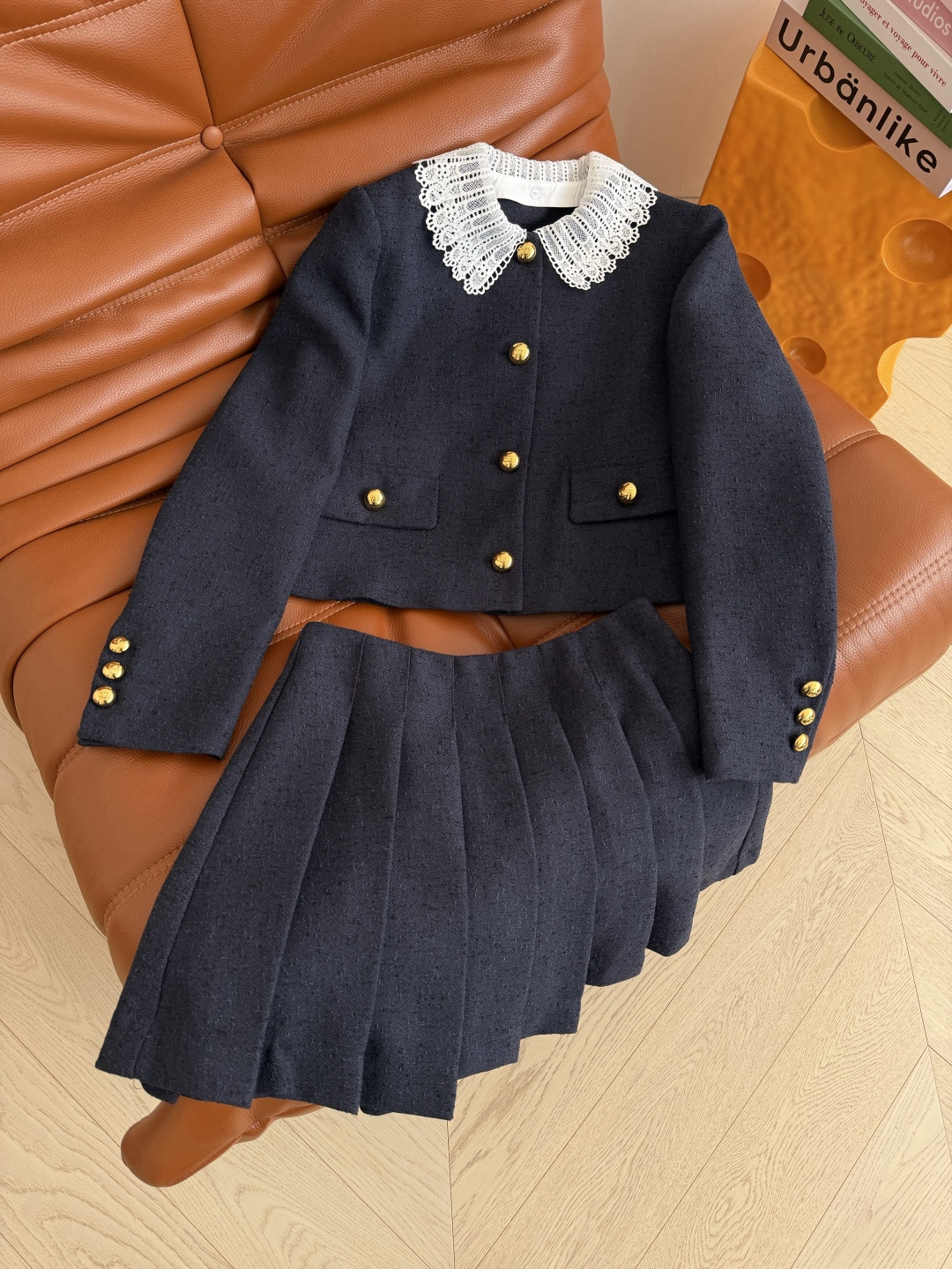 26ss新款 可拆卸钩花领子装饰套装 一套优雅Look 独家定制的面料 表面带有颗粒肌理感 藏蓝色颜色很