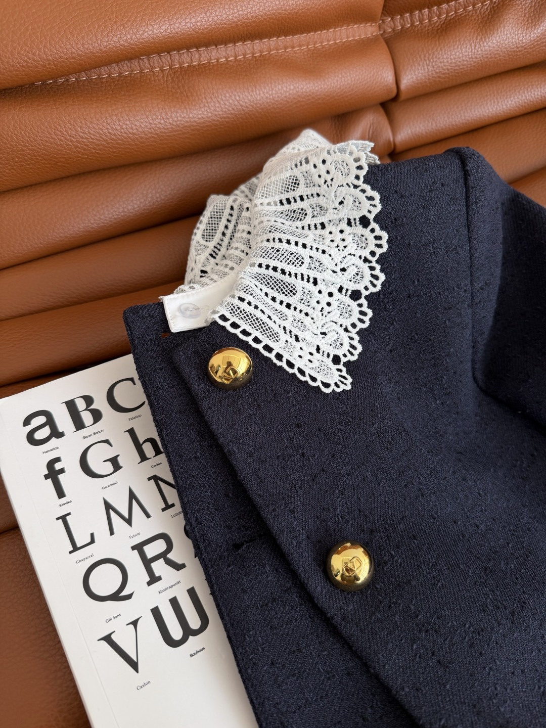 26ss新款 可拆卸钩花领子装饰套装 一套优雅Look 独家定制的面料 表面带有颗粒肌理感 藏蓝色颜色很