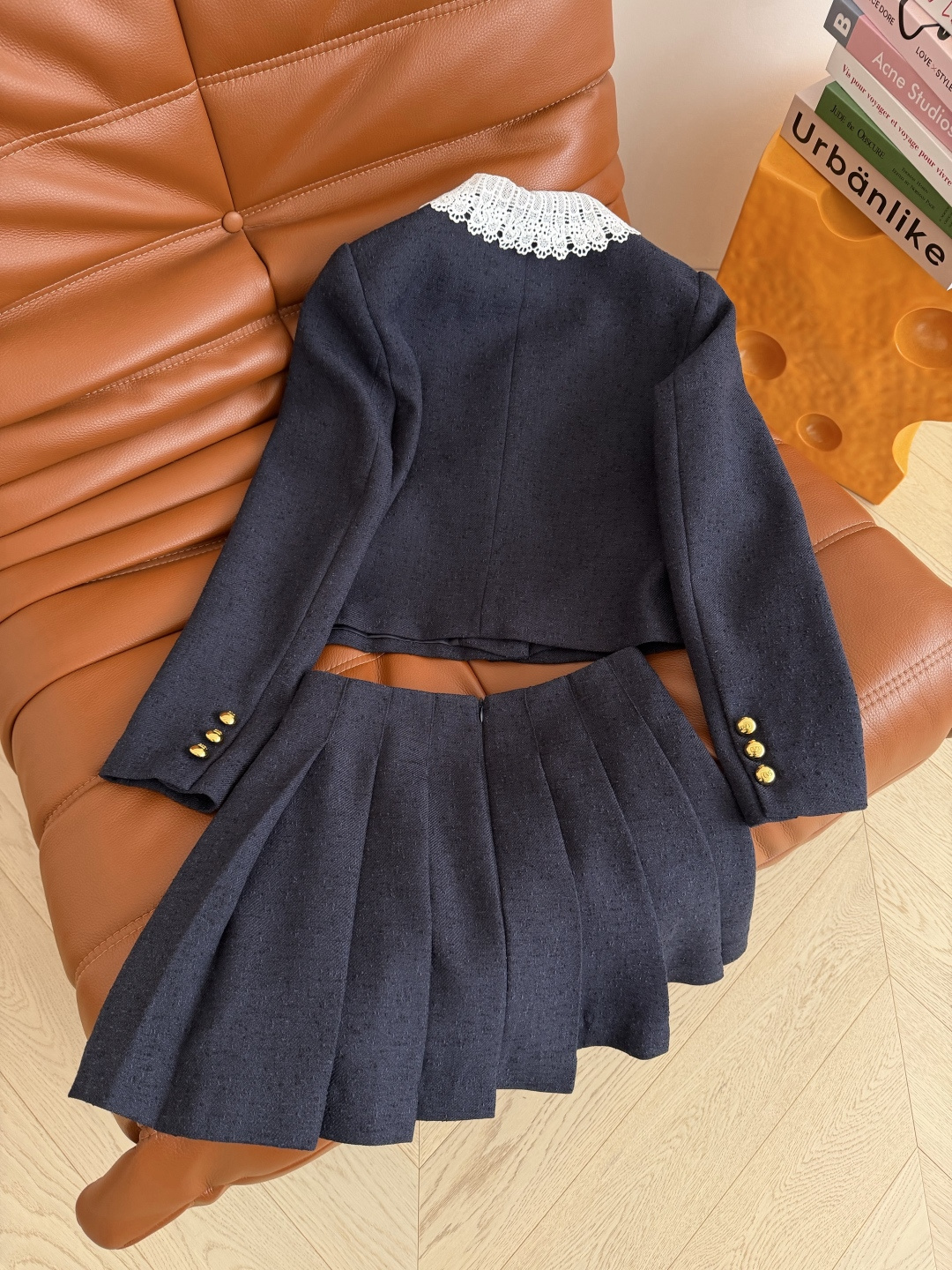 26ss新款 可拆卸钩花领子装饰套装 一套优雅Look 独家定制的面料 表面带有颗粒肌理感 藏蓝色颜色很
