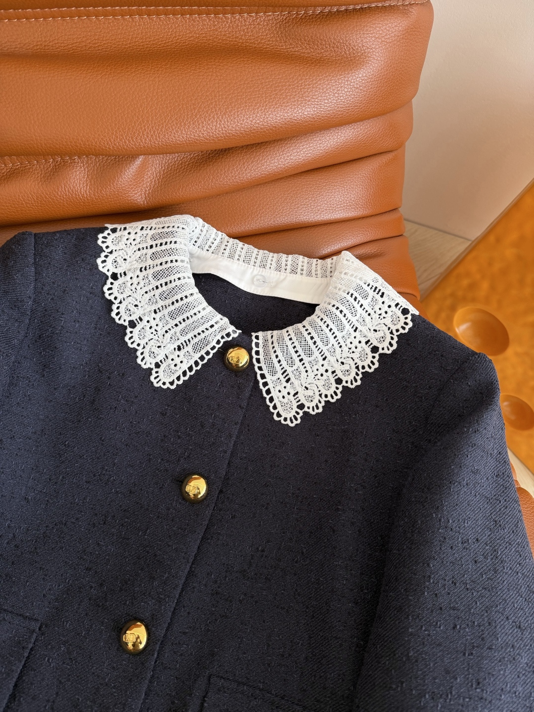 26ss新款 可拆卸钩花领子装饰套装 一套优雅Look 独家定制的面料 表面带有颗粒肌理感 藏蓝色颜色很